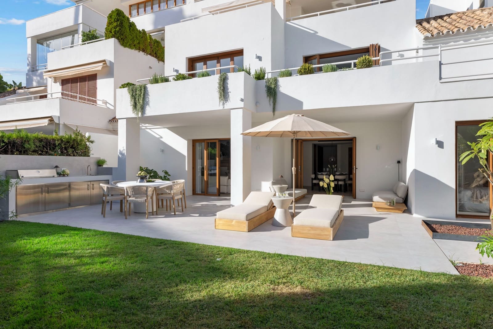 4 bedroom Apartment for sale in Marbella with pool - € 2,250,000 (Ref: 9731899)