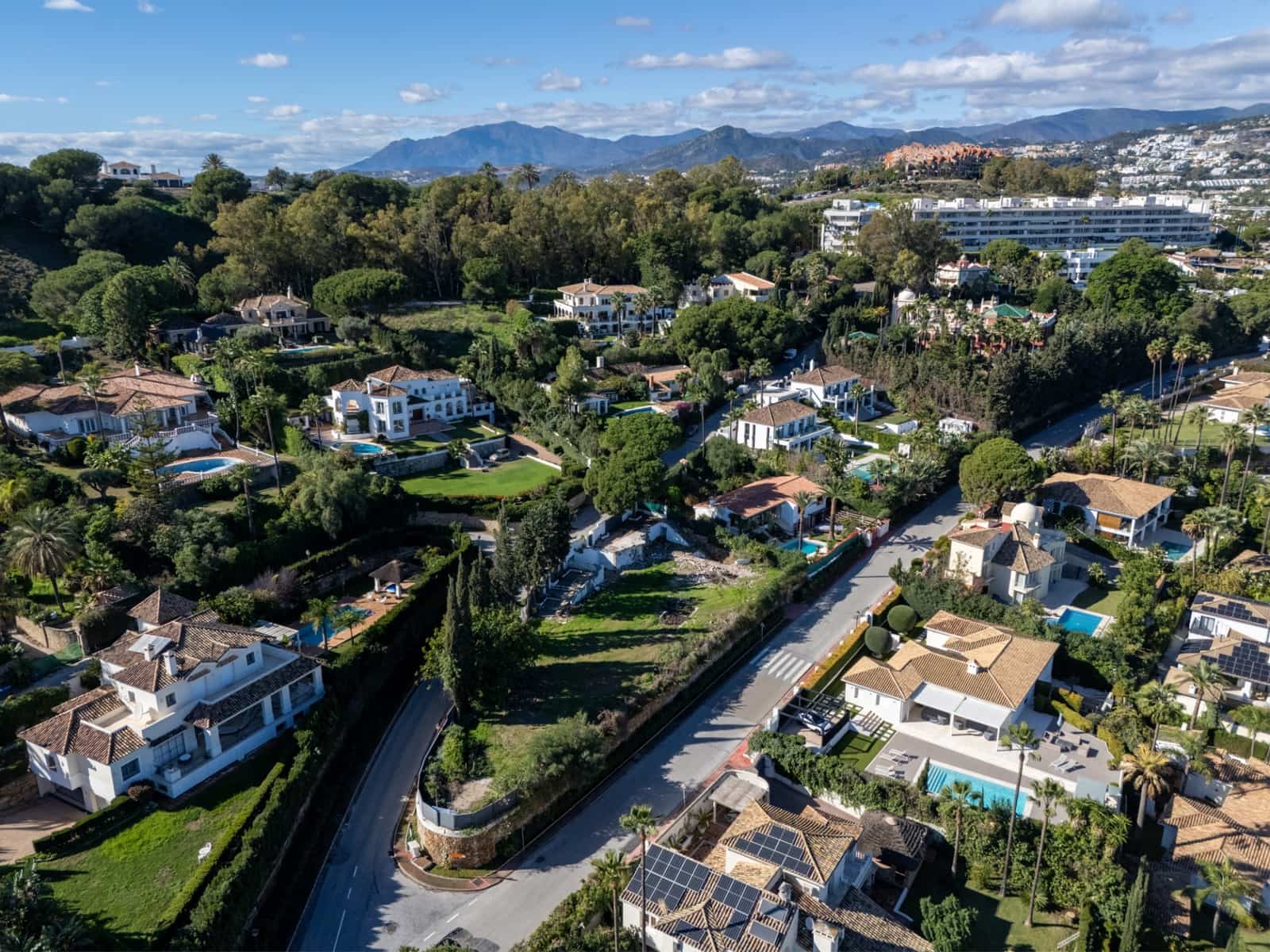 6 slaapkamer Villa te koop in Nueva Andalucia met zwembad garage - € 9.450.000 (Ref: 9738386)