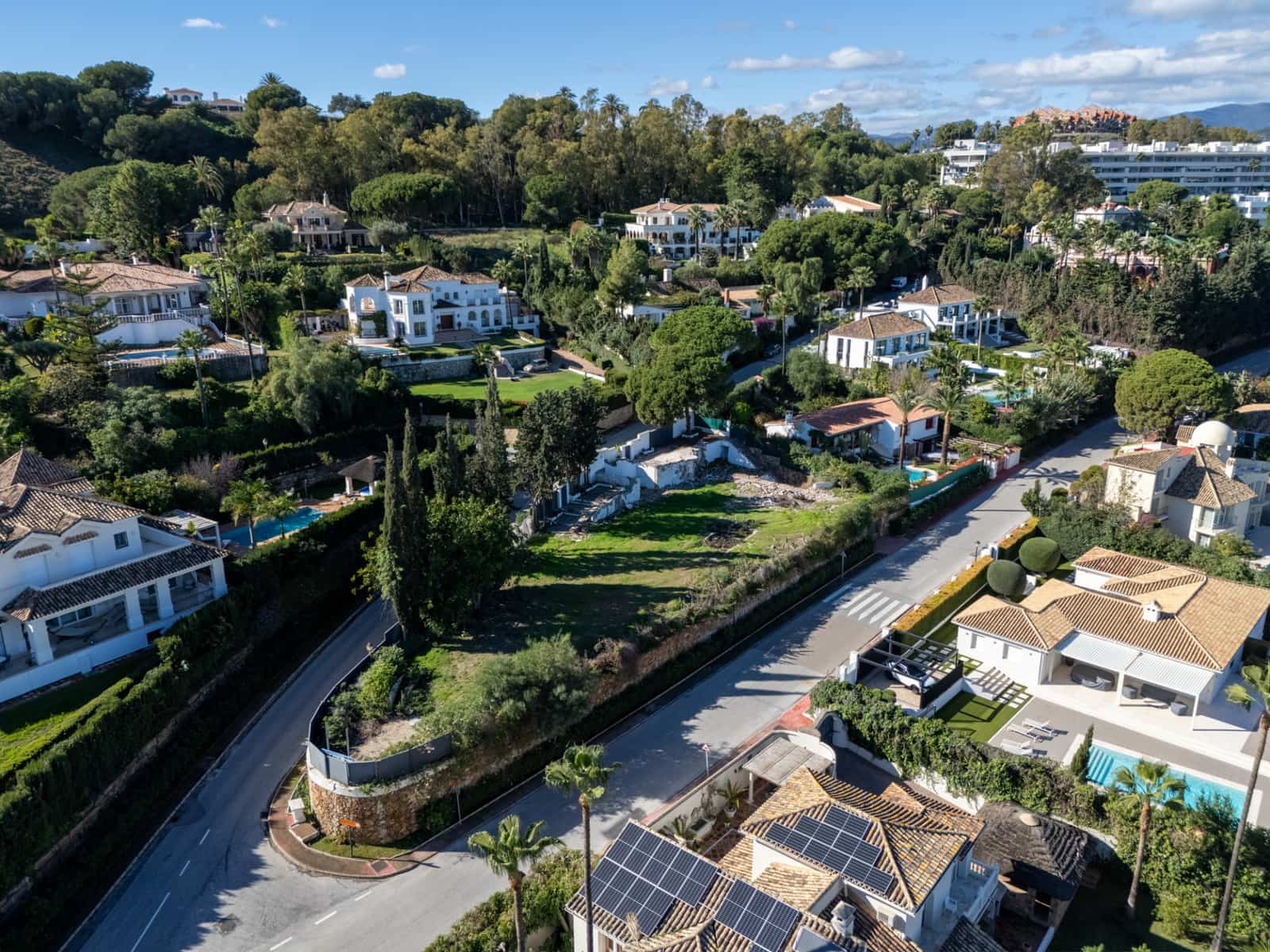 6 slaapkamer Villa te koop in Nueva Andalucia met zwembad garage - € 9.450.000 (Ref: 9738386)