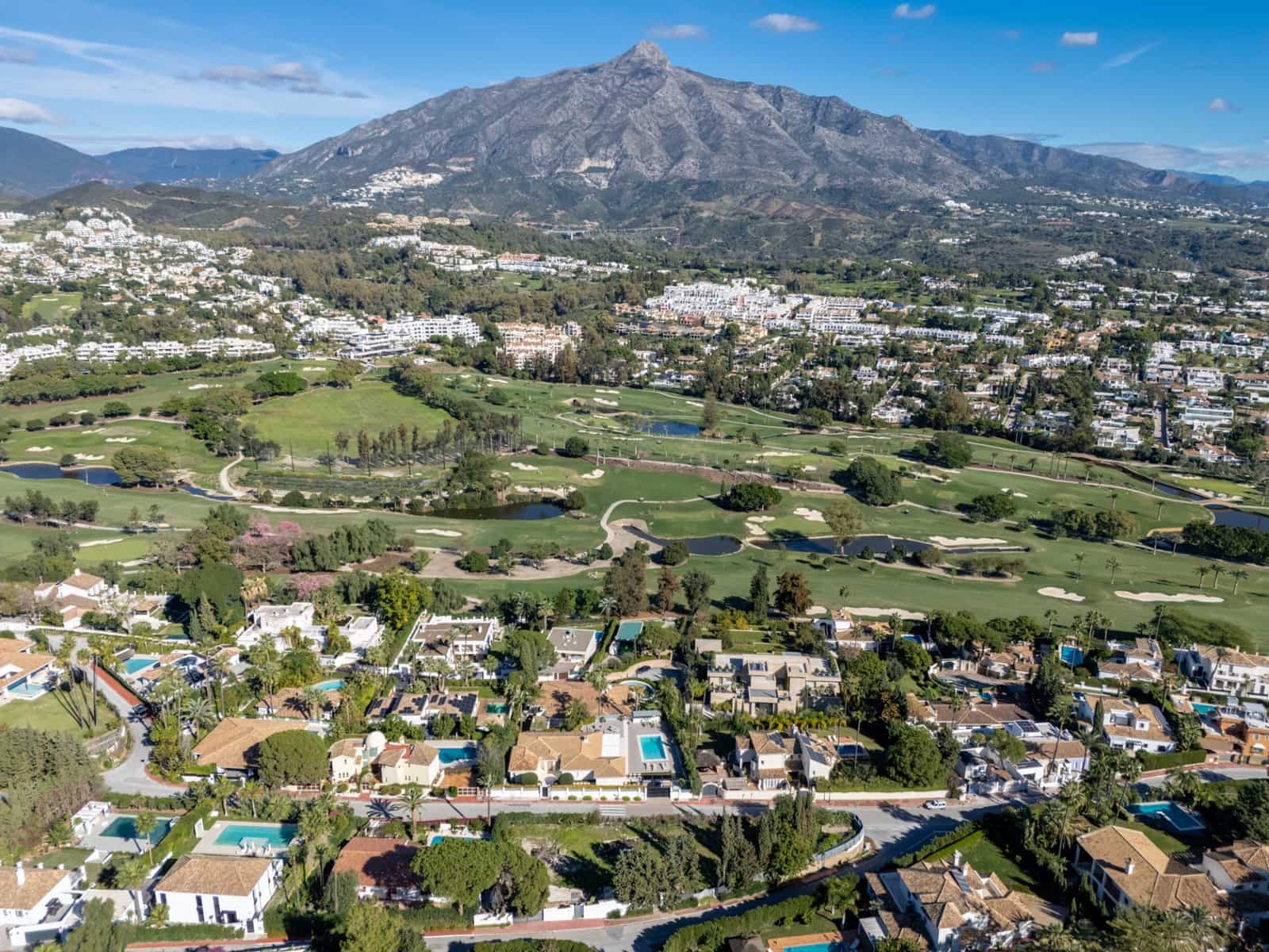 6 slaapkamer Villa te koop in Nueva Andalucia met zwembad garage - € 9.450.000 (Ref: 9738386)