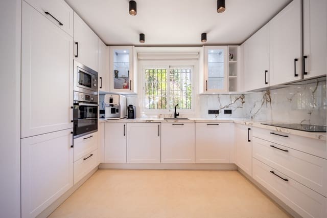 3 chambre Maison de Ville à vendre à Marbella avec piscine garage - 1 695 000 € (Ref: 9751832)