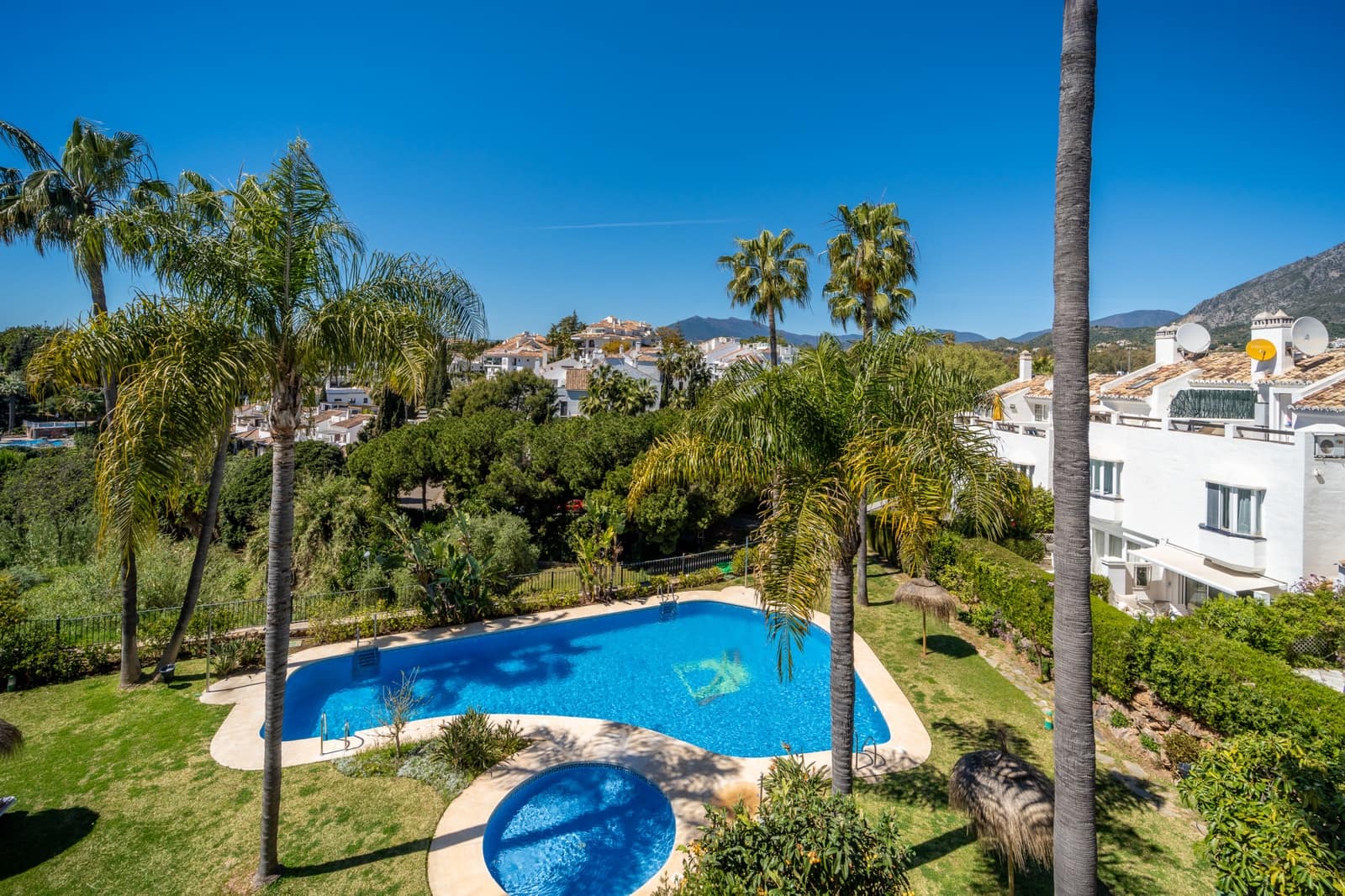 3 soveværelse Byhus til salg i Marbella med swimmingpool garage - € 1.695.000 (Ref: 9751832)