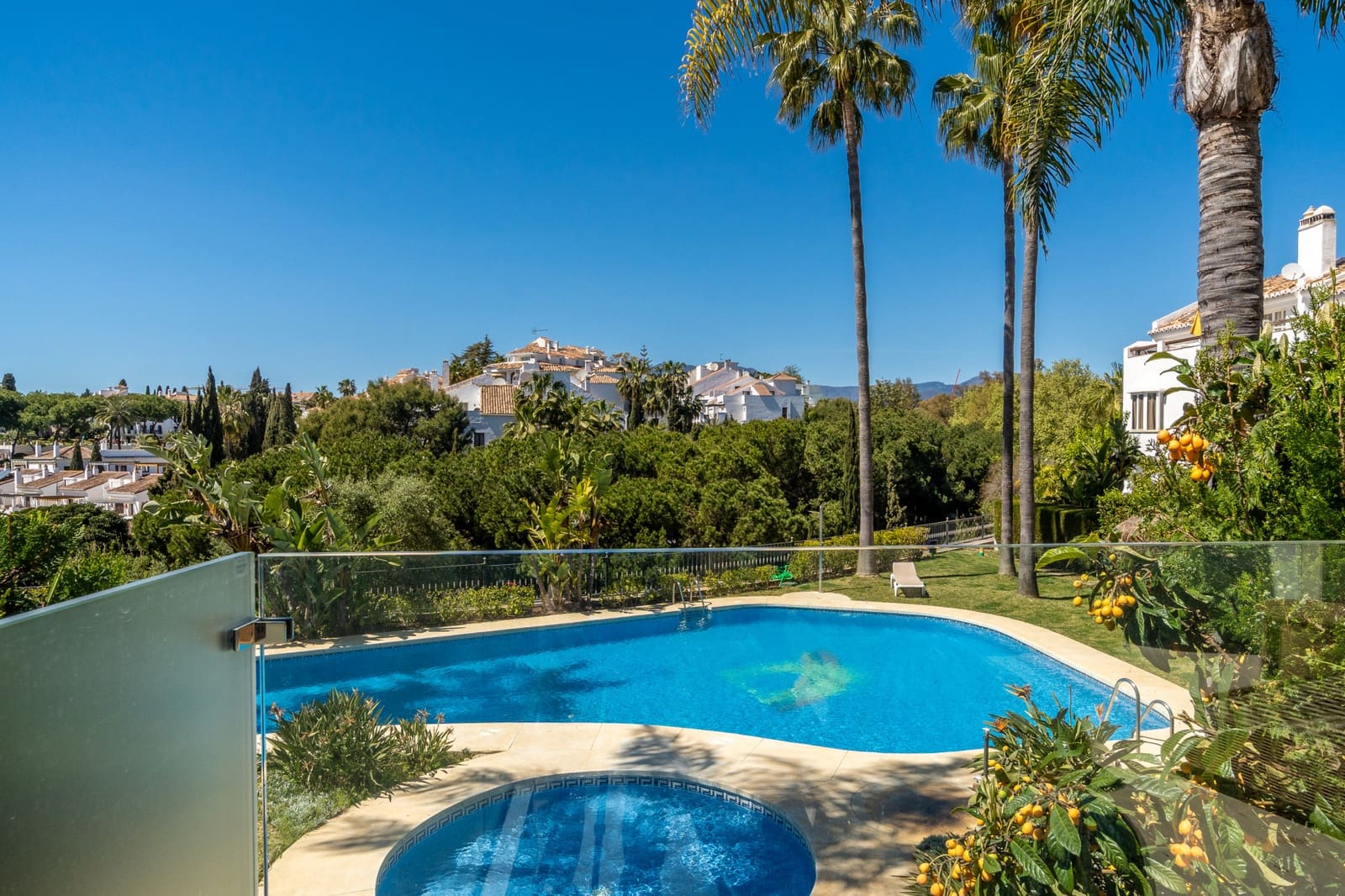 3 soveværelse Byhus til salg i Marbella med swimmingpool garage - € 1.695.000 (Ref: 9751832)
