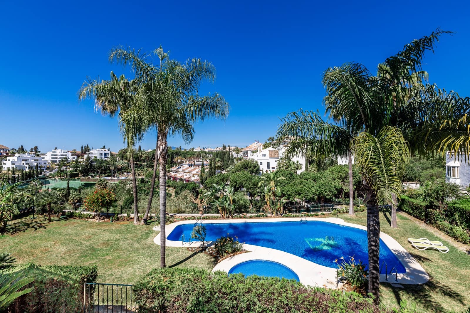 3 soveværelse Byhus til salg i Marbella med swimmingpool garage - € 1.695.000 (Ref: 9751832)