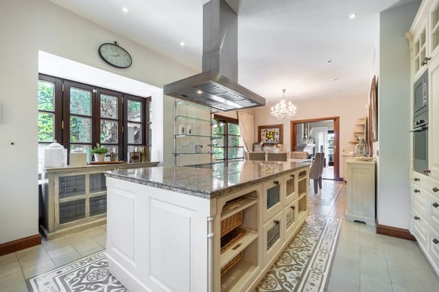 5 sypialnia Willa do wynajęcia w Marbella z basenem garażem - 15 000 € (Ref: 9752467)