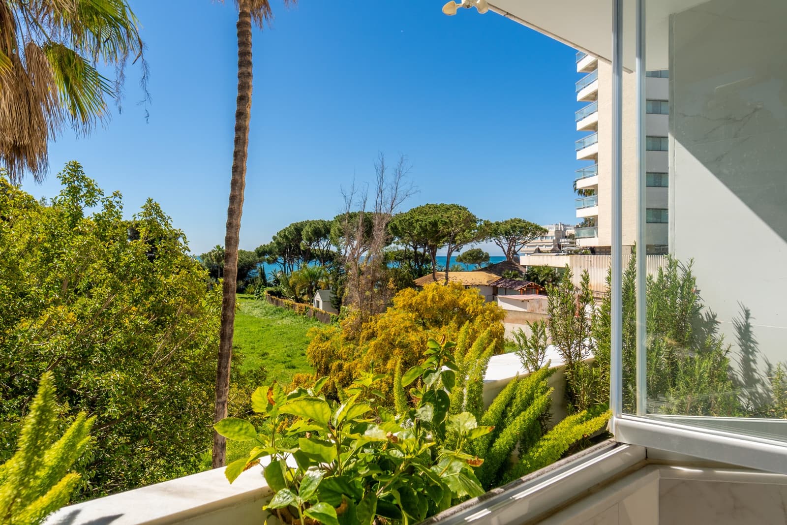 3 bedroom Apartment for sale in Marbella with pool garage - € 2,525,000 (Ref: 9755504)