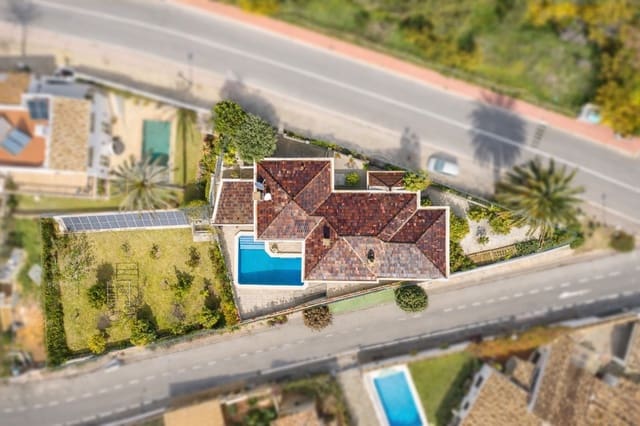 4 soveværelse Villa til salg i Nueva Andalucia, Marbella med swimmingpool garage - € 2.195.000 (Ref: 9770409)
