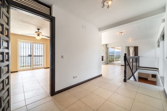 4 soveværelse Villa til salg i Nueva Andalucia, Marbella med swimmingpool garage - € 2.195.000 (Ref: 9770409)