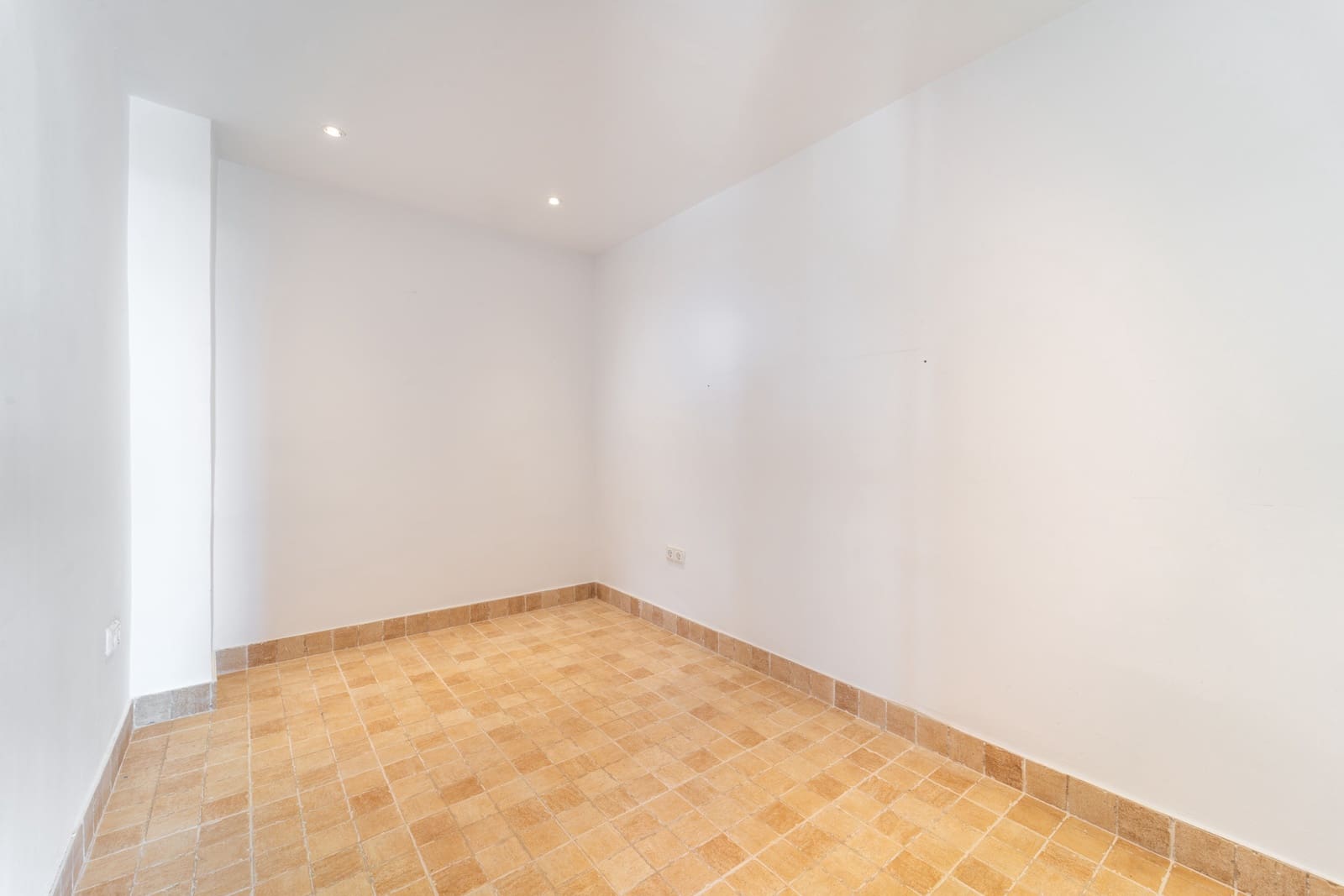 4 bedroom Villa for sale in Nueva Andalucia with pool garage - € 2,195,000 (Ref: 9770409)