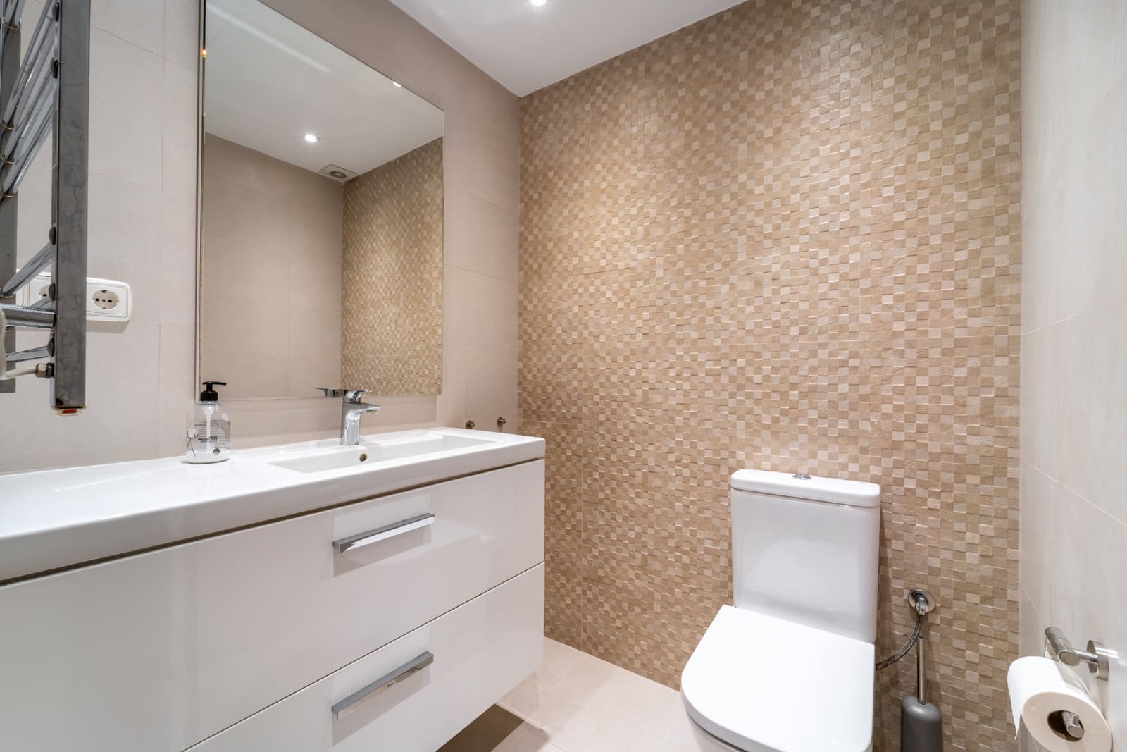 4 bedroom Villa for sale in Nueva Andalucia with pool garage - € 2,195,000 (Ref: 9770409)