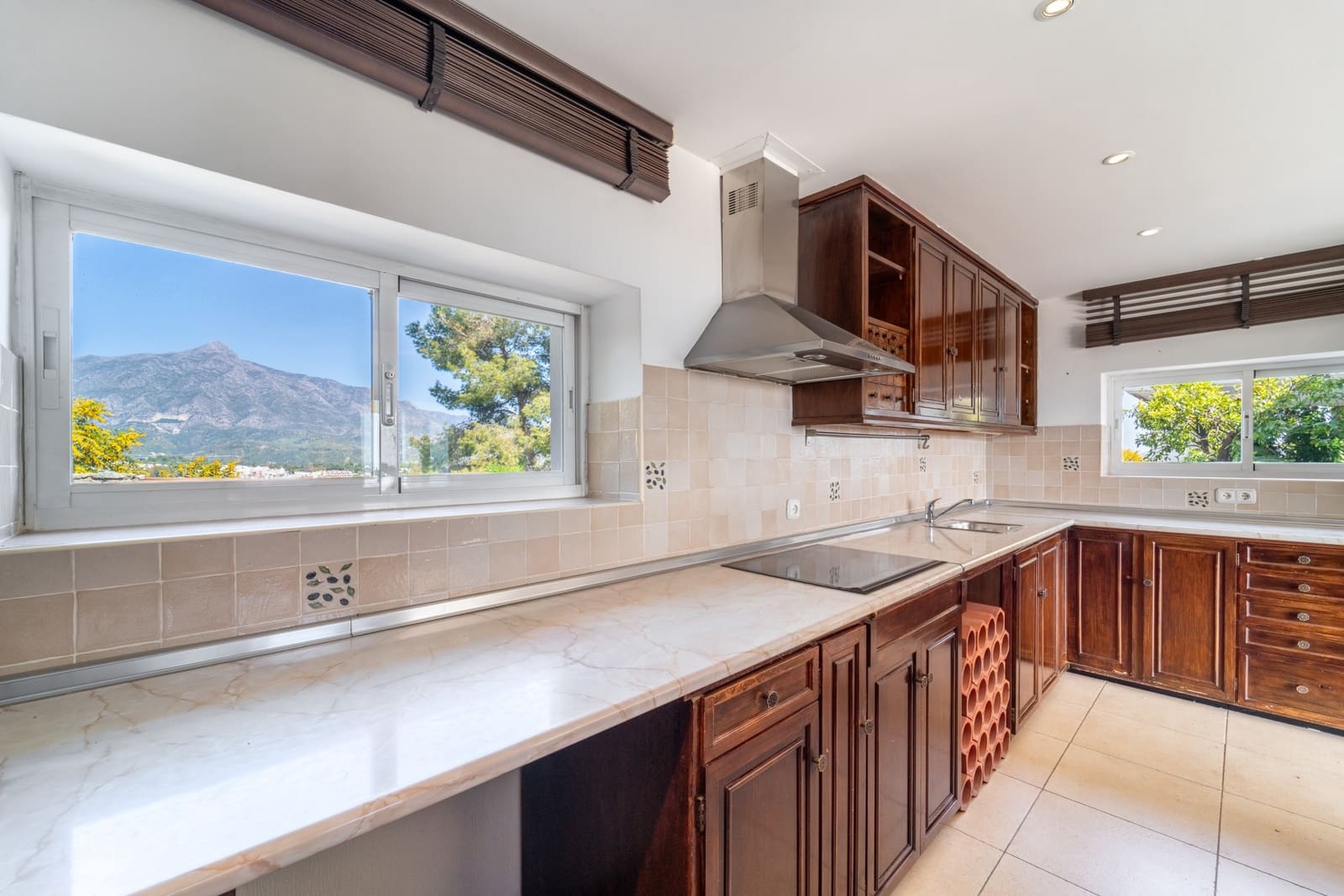 4 Zimmer Villa zu verkaufen in Nueva Andalucia mit Pool Garage - 2.195.000 € (Ref: 9770409)