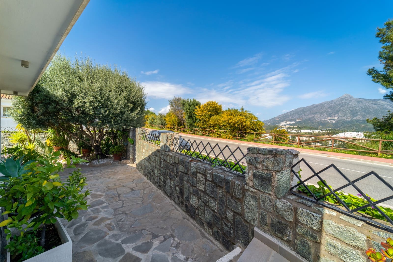 4 Zimmer Villa zu verkaufen in Nueva Andalucia mit Pool Garage - 2.195.000 € (Ref: 9770409)
