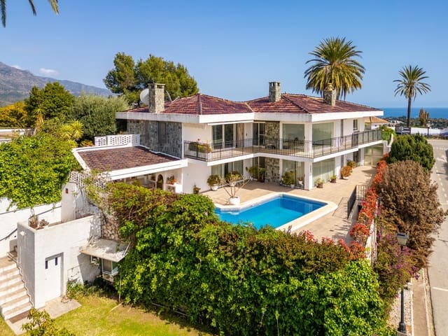 Chalet de 4 habitaciones en Nueva Andalucia, Marbella en venta con piscina garaje - 2.195.000 € (Ref: 9770409)