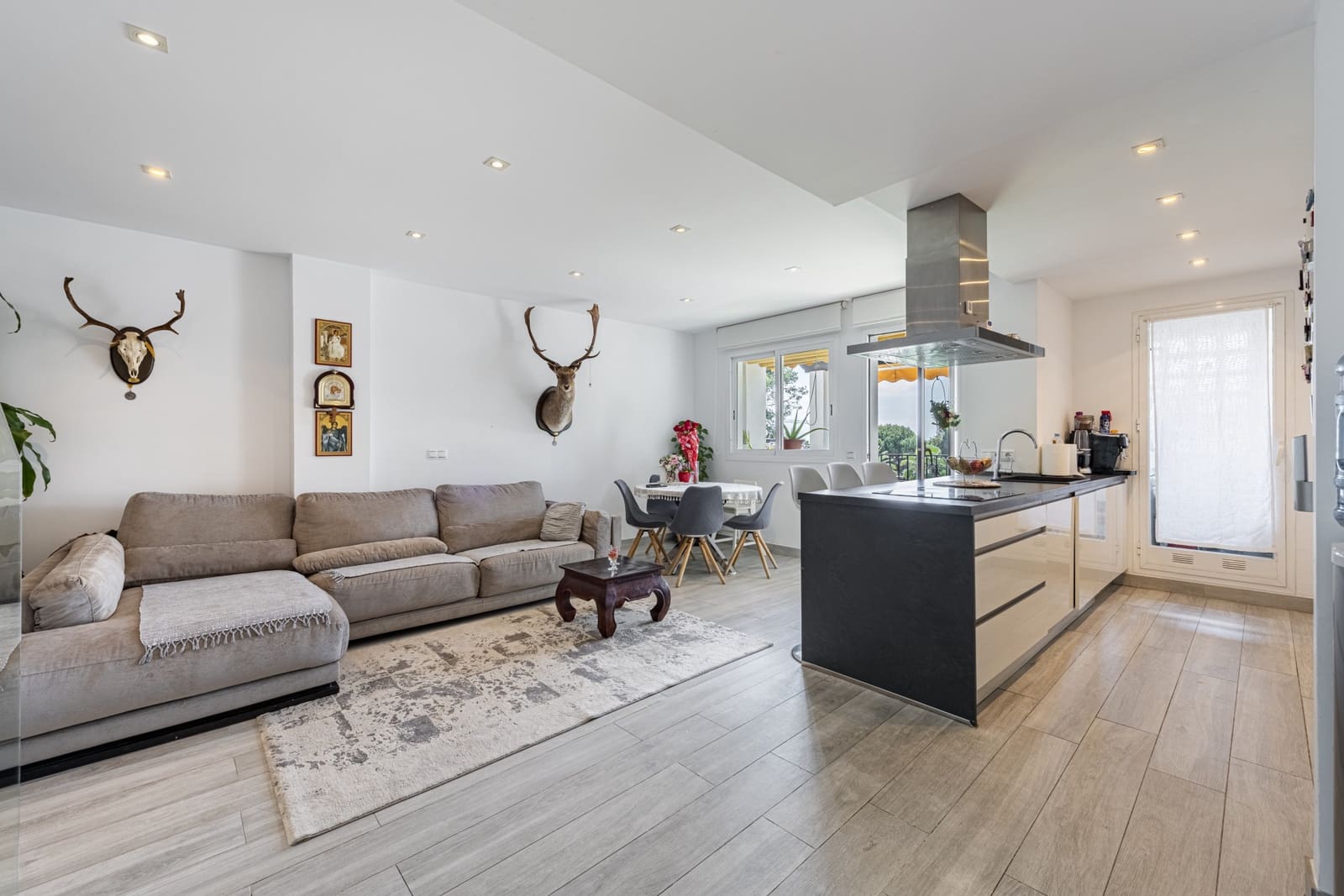 3 soveværelse Penthouse til leje i Marbella med swimmingpool garage - € 3.000 (Ref: 9775883)