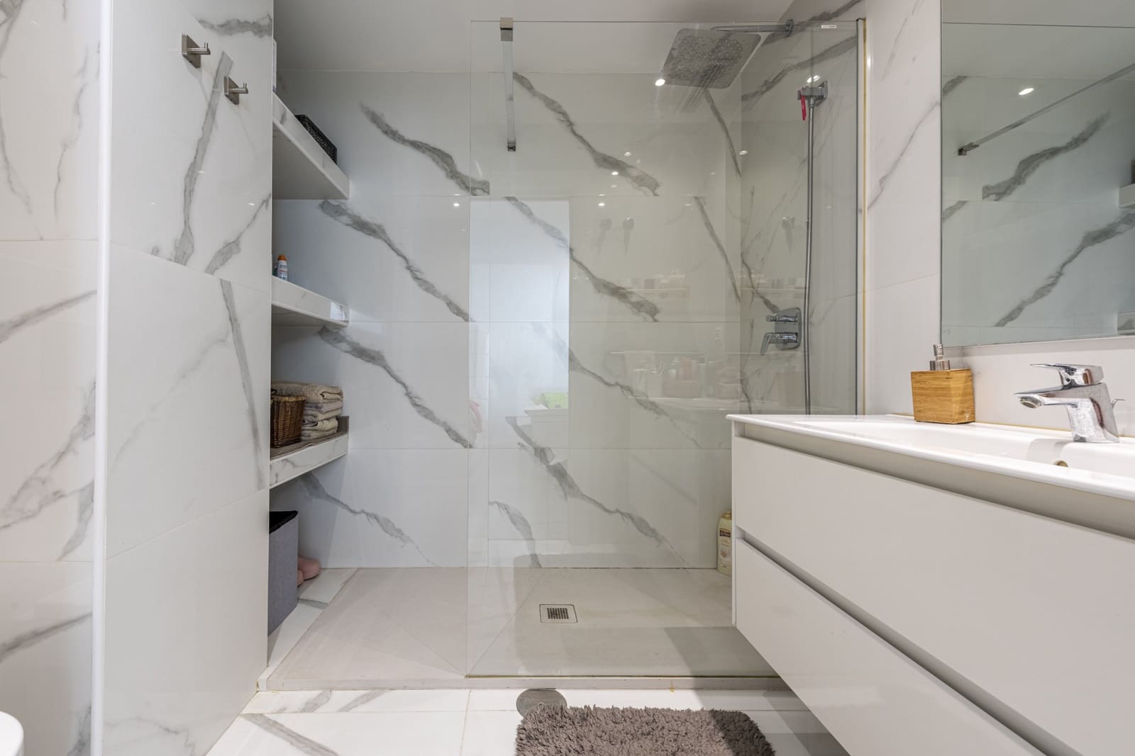 3 soveværelse Penthouse til leje i Marbella med swimmingpool garage - € 3.000 (Ref: 9775883)