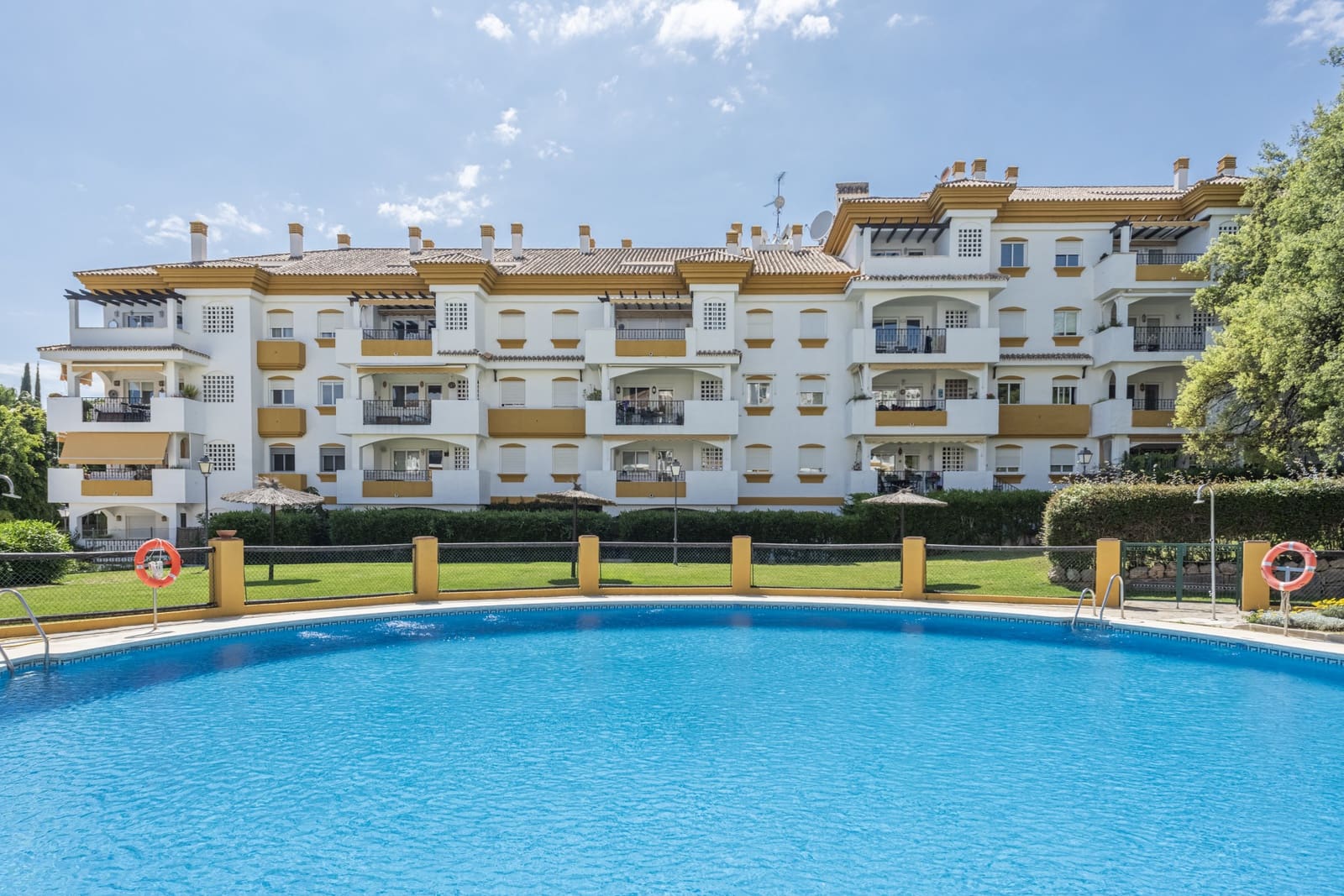 3 soveværelse Penthouse til leje i Marbella med swimmingpool garage - € 3.000 (Ref: 9775883)