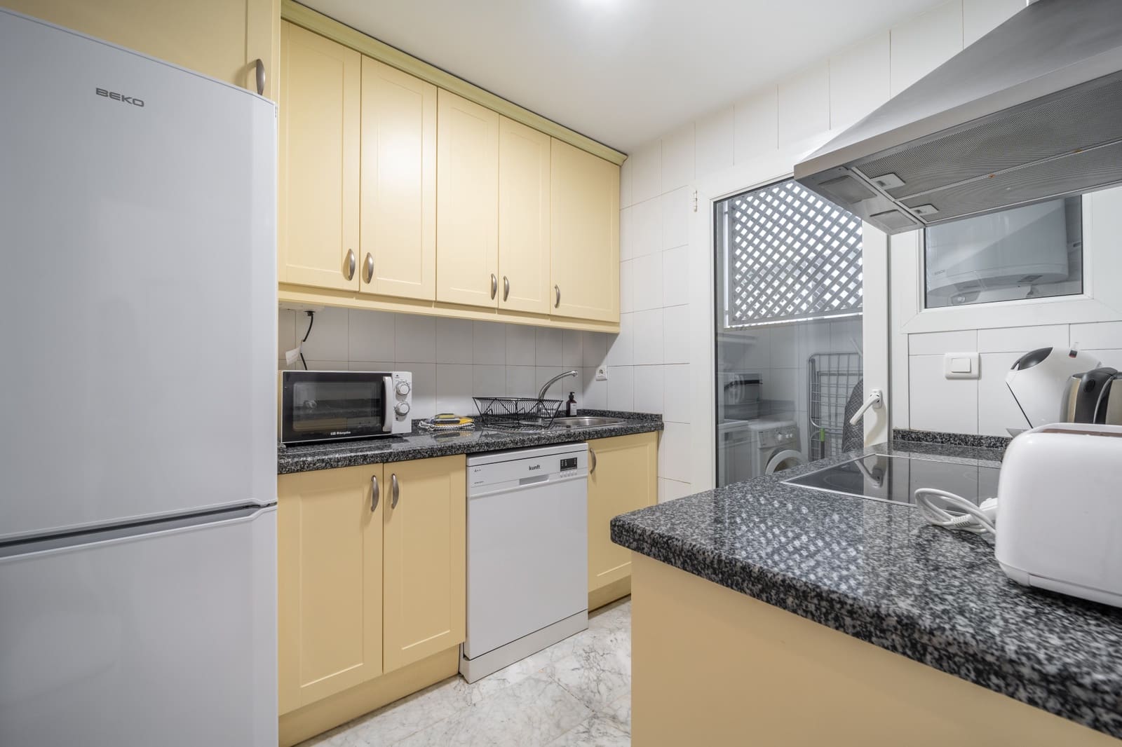 2 sypialnia Apartament na sprzedaż w Marbella z basenem garażem - 695 000 € (Ref: 9777850)