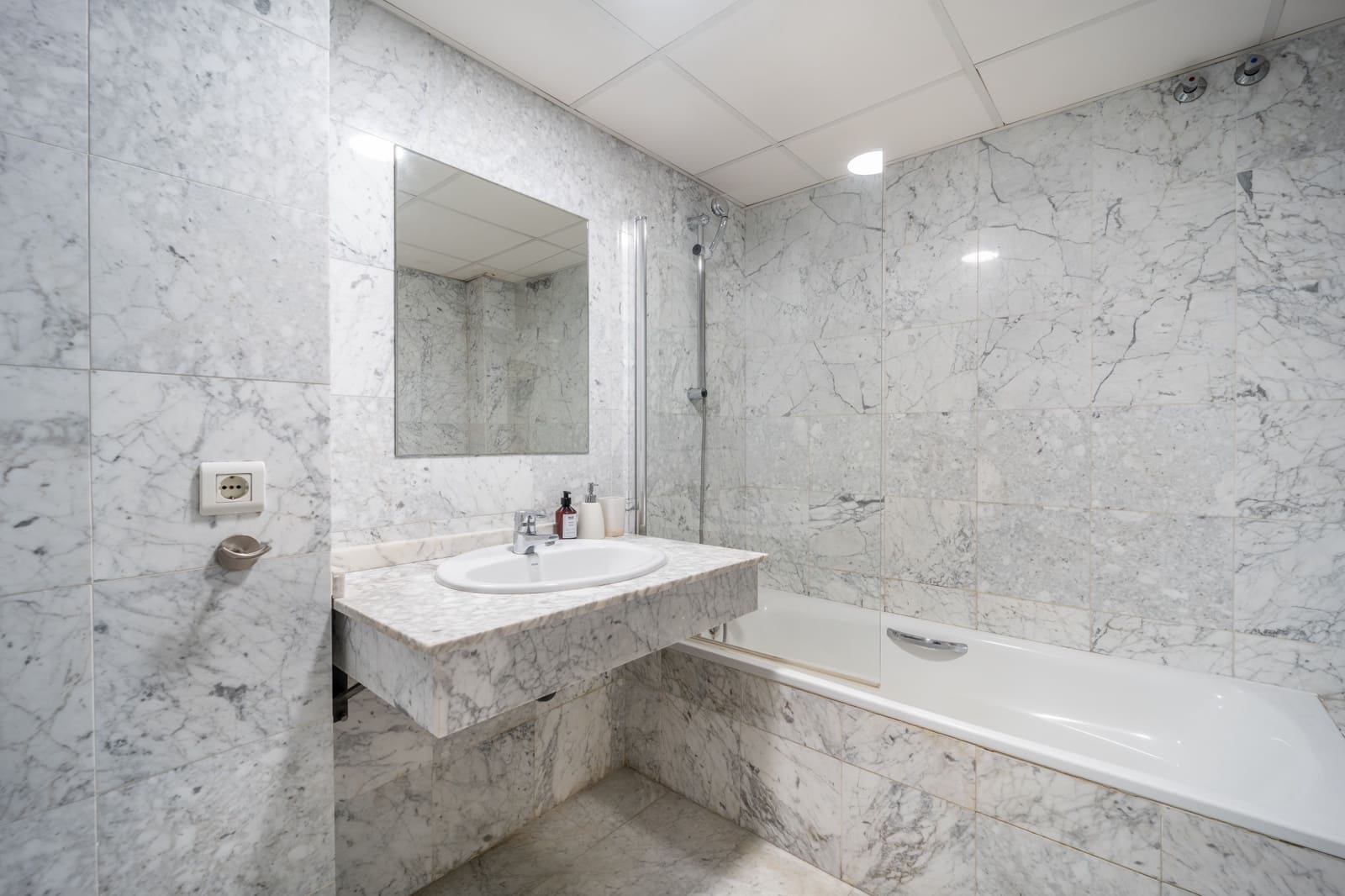 2 sypialnia Apartament na sprzedaż w Marbella z basenem garażem - 695 000 € (Ref: 9777850)