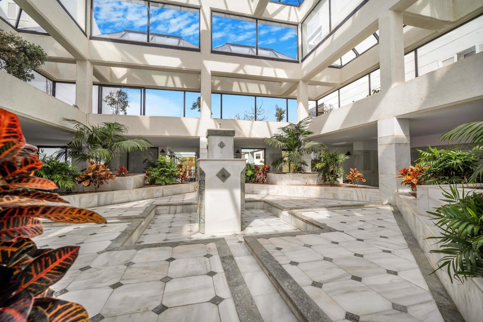 2 sypialnia Apartament na sprzedaż w Marbella z basenem garażem - 695 000 € (Ref: 9777850)