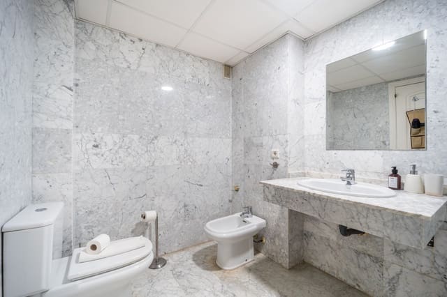 2 sypialnia Apartament na sprzedaż w Marbella z basenem garażem - 695 000 € (Ref: 9777850)