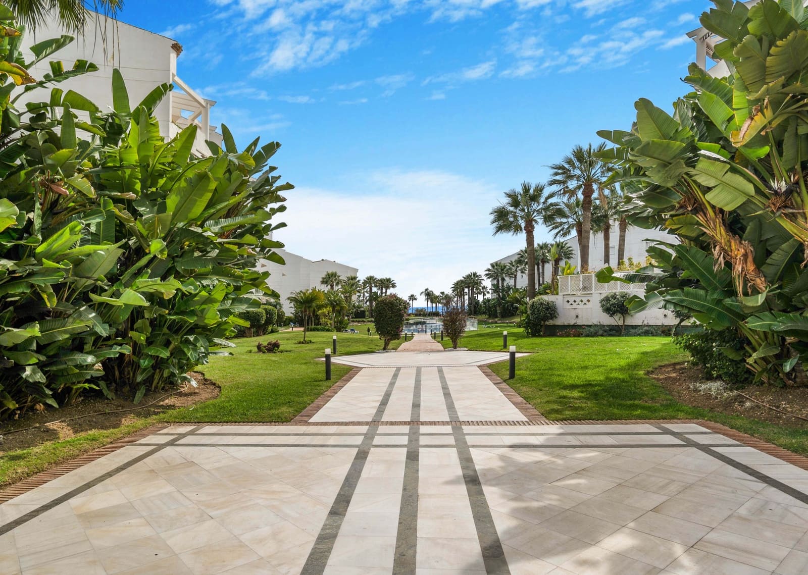 2 sypialnia Apartament na sprzedaż w Marbella z basenem garażem - 695 000 € (Ref: 9777850)