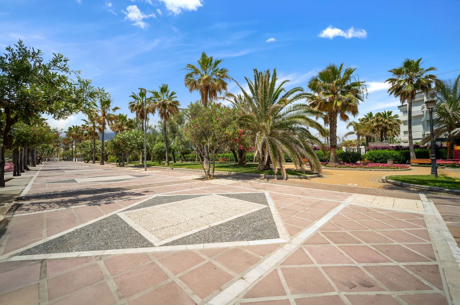 2 bedroom Apartment for sale in Marbella with pool garage - € 749,000 (Ref: 9777850)