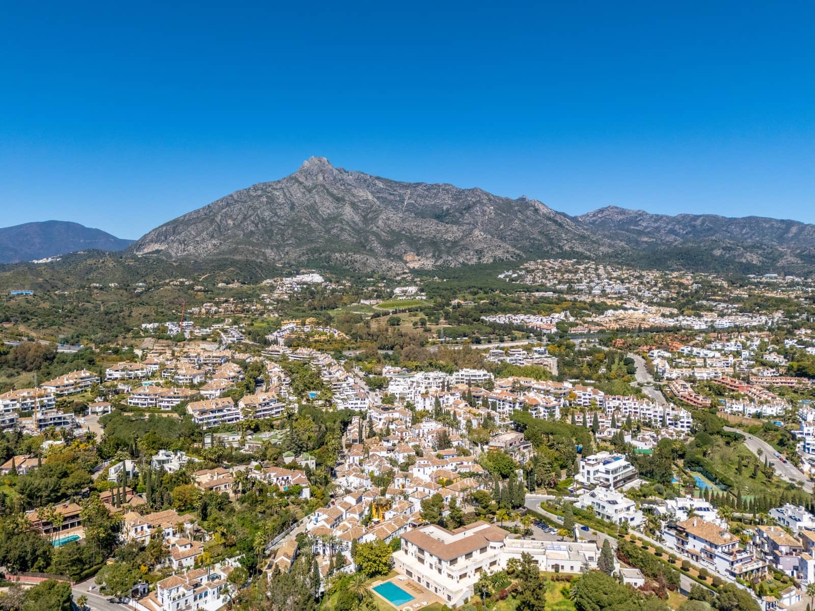 3 chambre Maison de Ville à vendre à Marbella avec piscine - 1 195 000 € (Ref: 9783175)