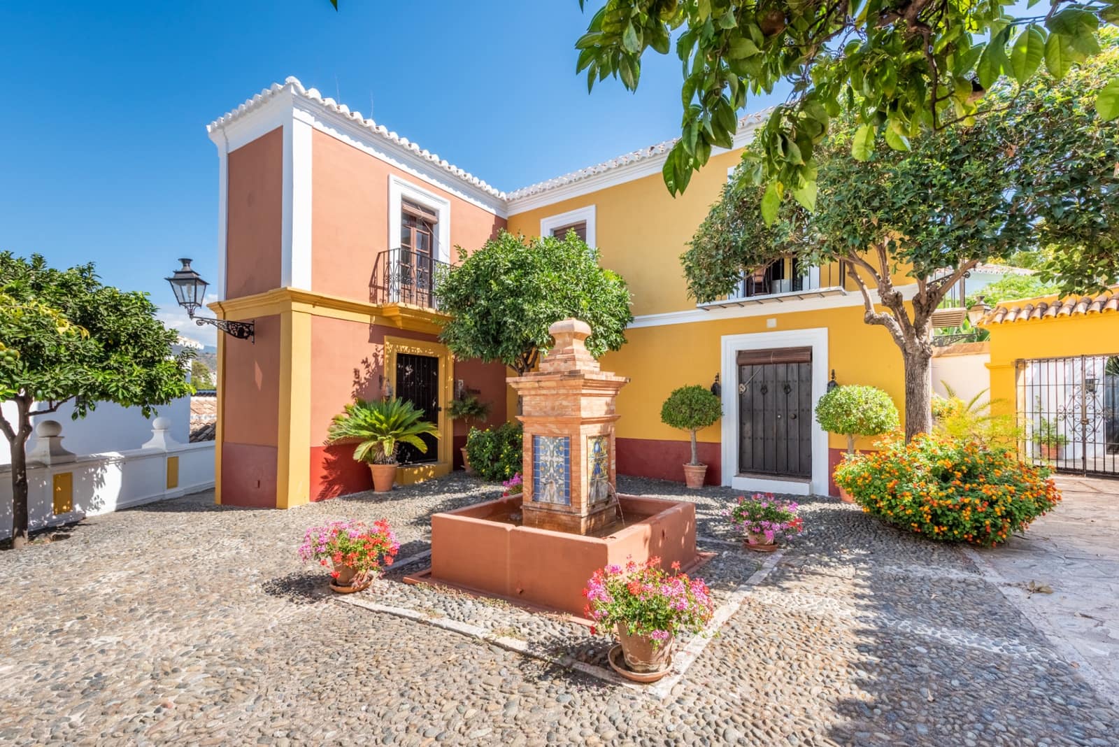 3 bedroom Townhouse for sale in Marbella with pool - € 1,195,000 (Ref: 9783175)