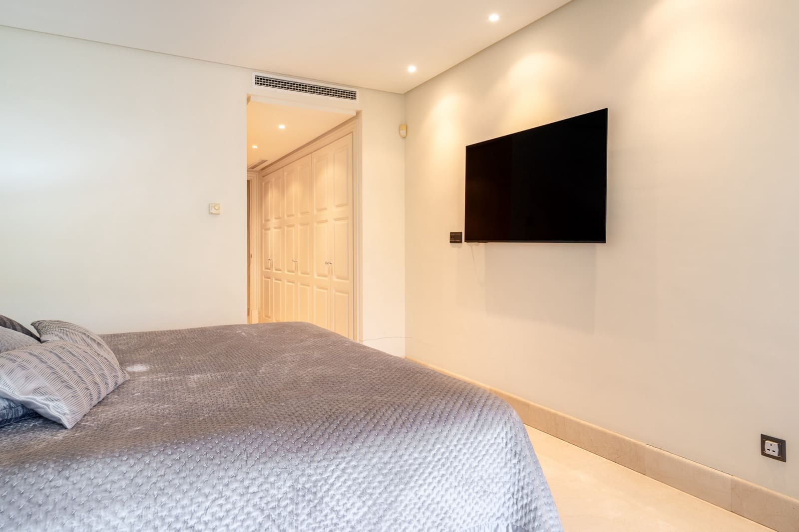 2 soveværelse Lejlighed til salg i Estepona med swimmingpool garage - € 1.390.000 (Ref: 9788257)