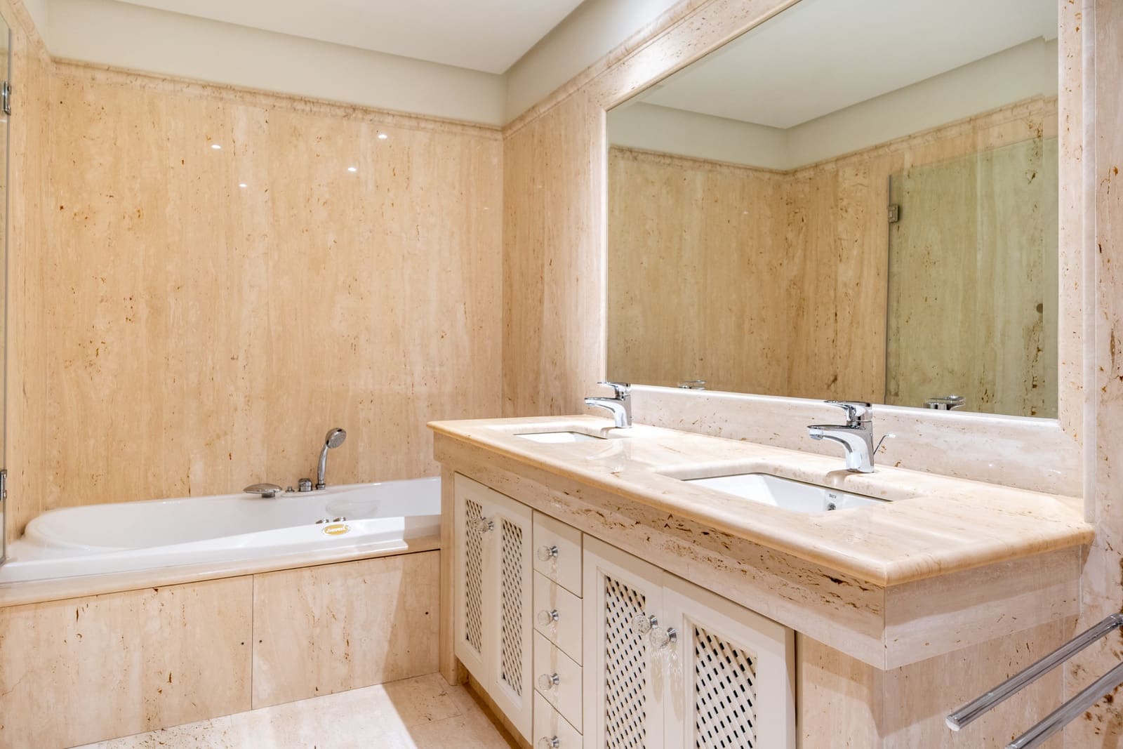 2 soveværelse Lejlighed til salg i Estepona med swimmingpool garage - € 1.390.000 (Ref: 9788257)