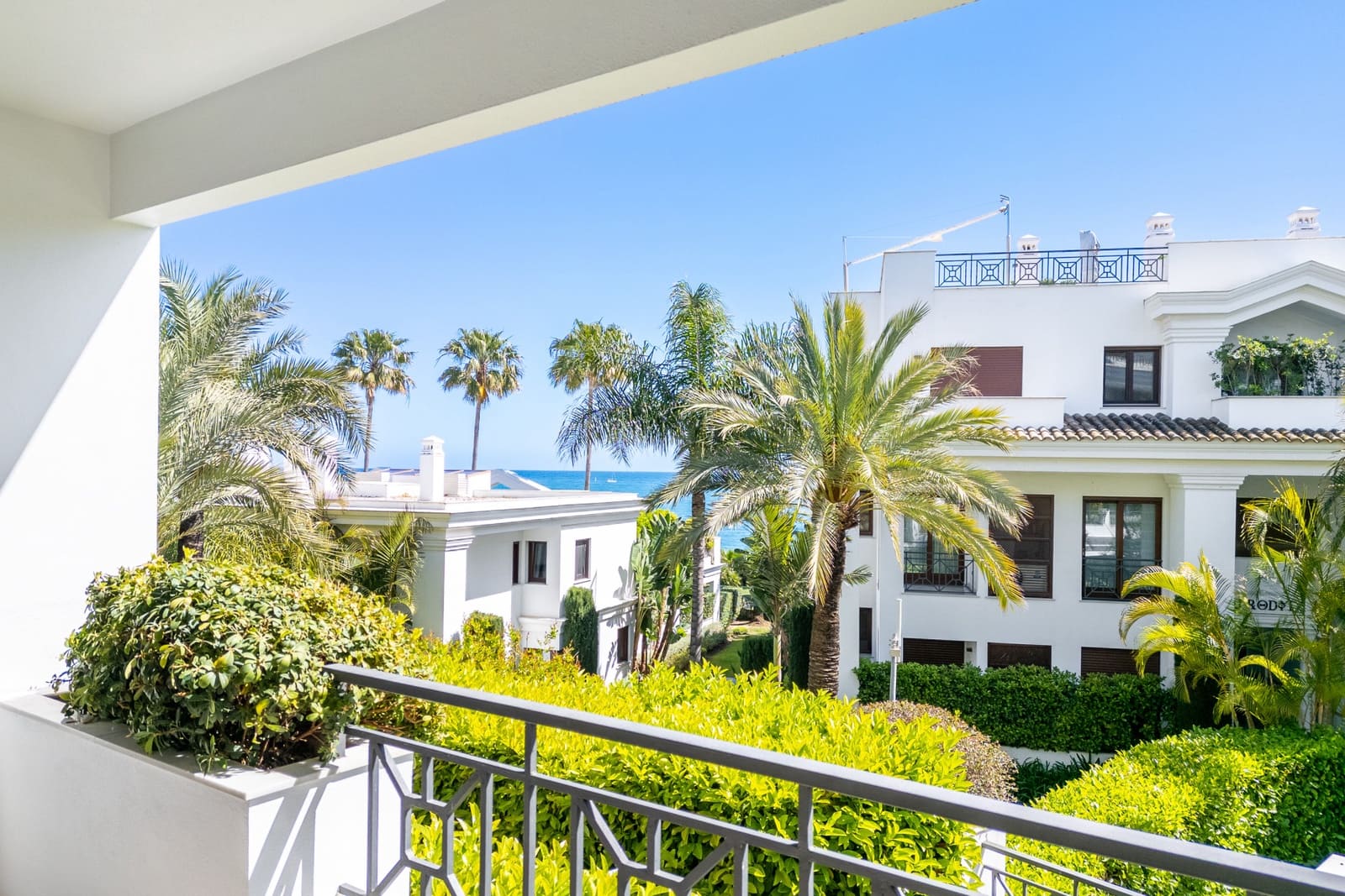 2 soveværelse Lejlighed til salg i Estepona med swimmingpool garage - € 1.390.000 (Ref: 9788257)