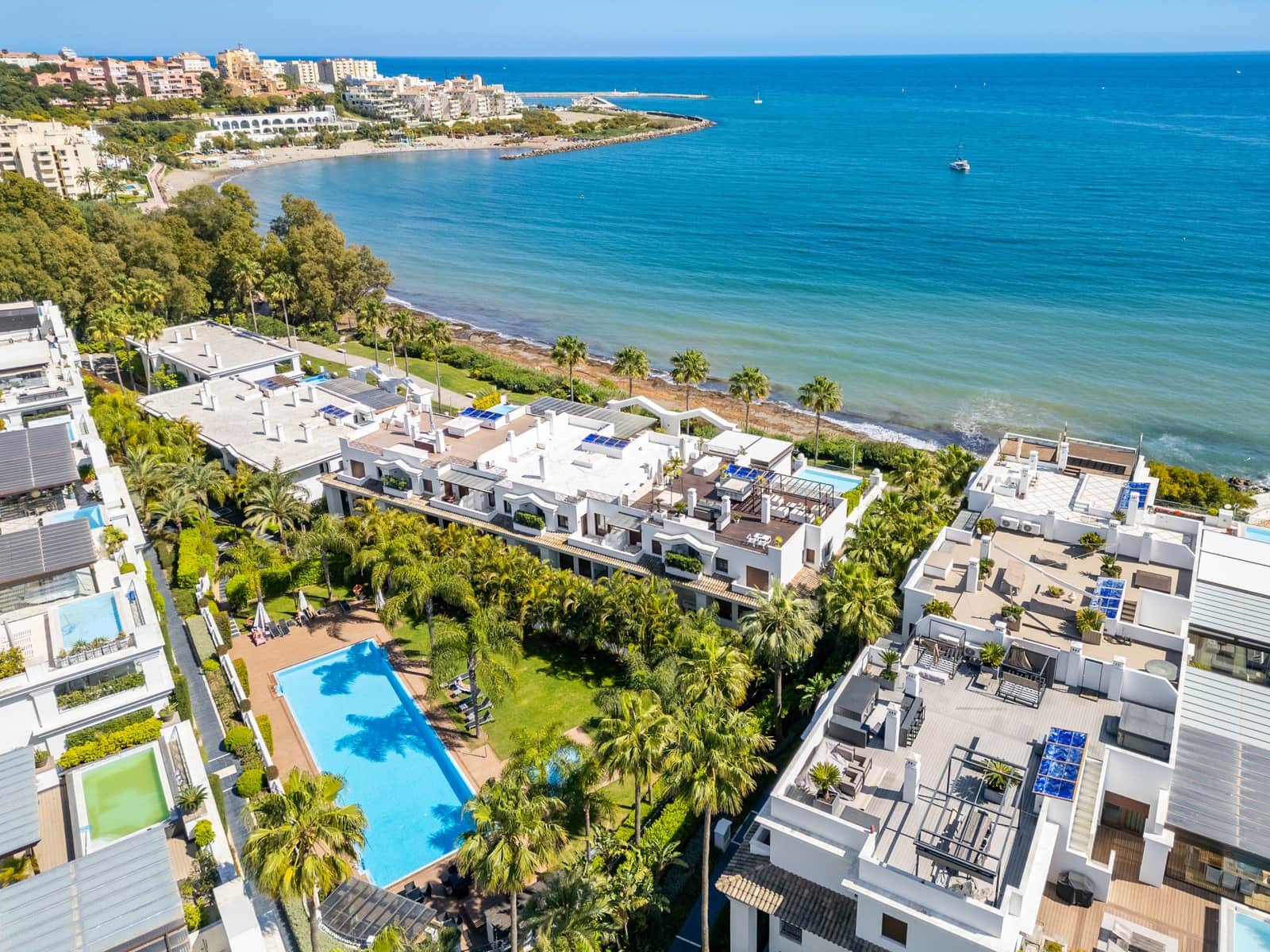 2 soveværelse Lejlighed til salg i Estepona med swimmingpool garage - € 1.390.000 (Ref: 9788257)