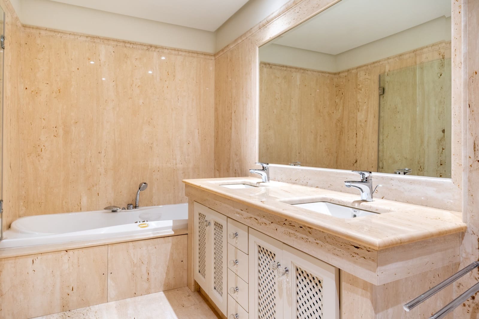 2 soveværelse Lejlighed til salg i Estepona med swimmingpool garage - € 1.390.000 (Ref: 9788257)