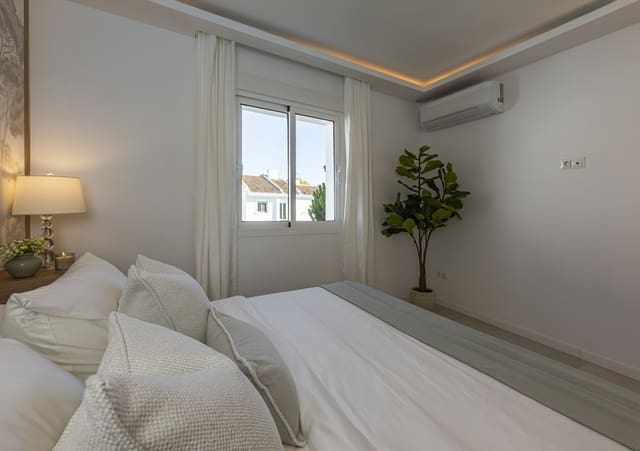 4 chambre Maison de Ville à vendre à Marbella avec piscine - 979 000 € (Ref: 9788258)