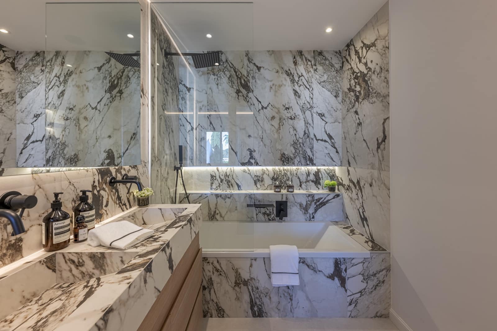 4 chambre Maison de Ville à vendre à Marbella avec piscine - 895 000 € (Ref: 9788258)