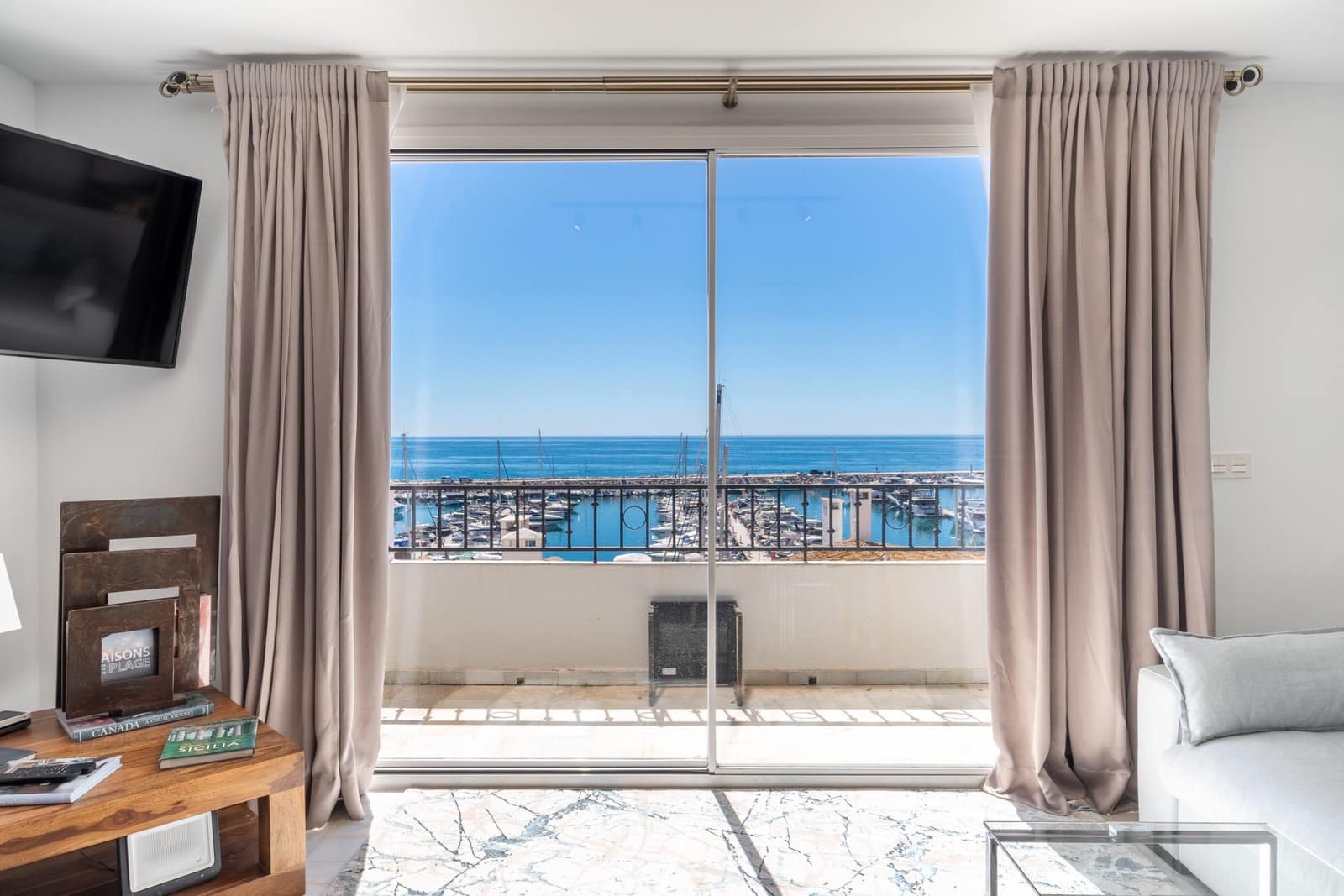 Apartamento de 2 habitaciones en Puerto Banus en venta - 775.000 € (Ref: 9796917)