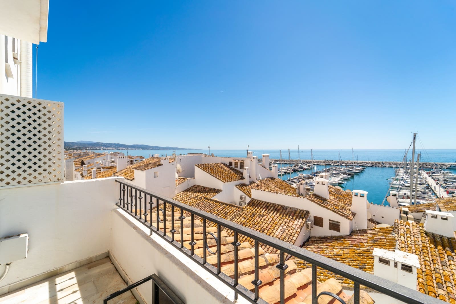 Apartamento de 2 habitaciones en Puerto Banus en venta - 775.000 € (Ref: 9796917)
