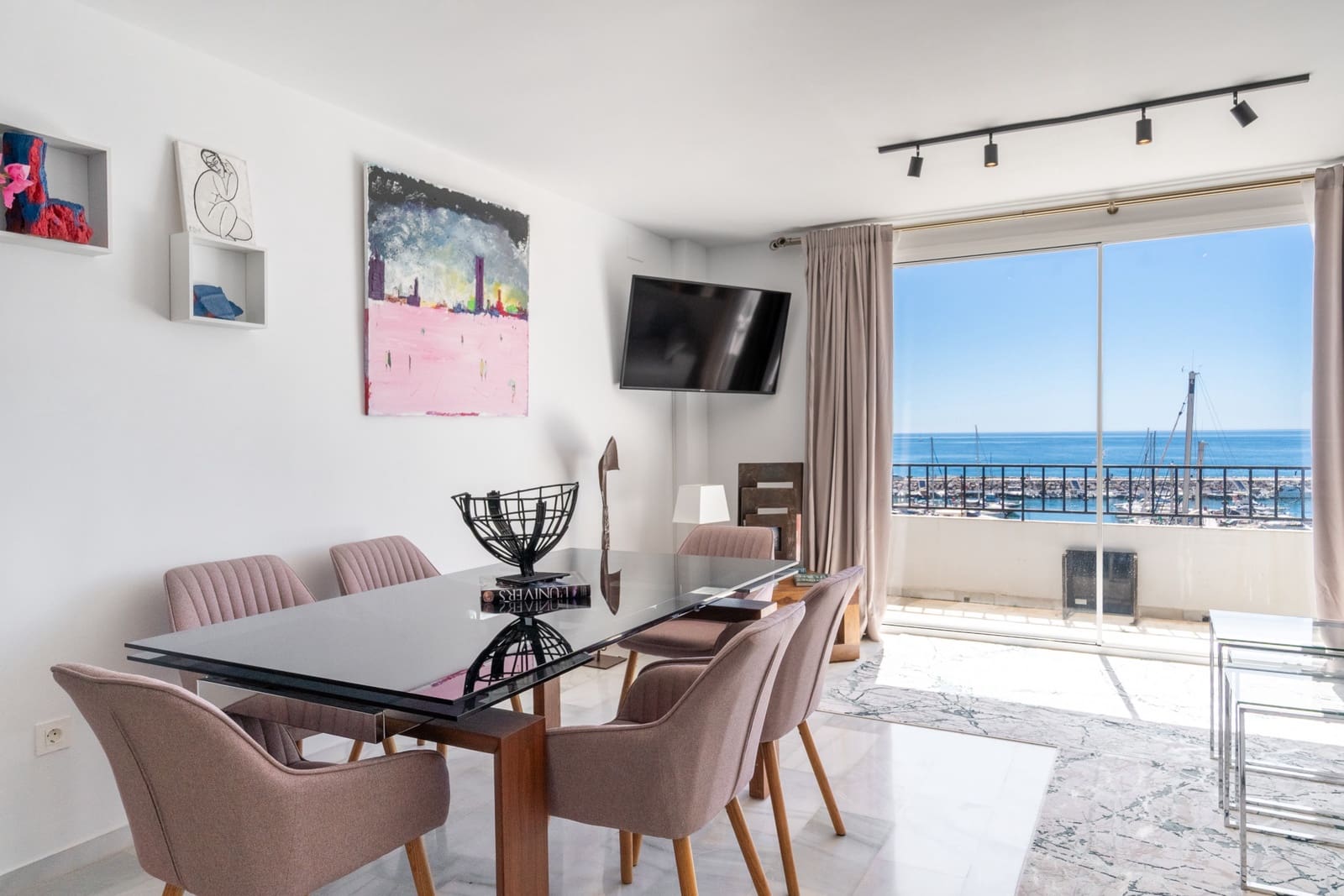 Apartamento de 2 habitaciones en Puerto Banus en venta - 775.000 € (Ref: 9796917)