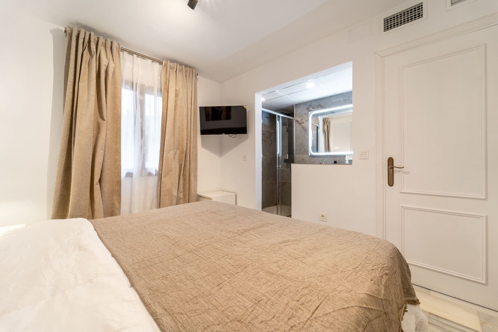 Apartamento de 2 habitaciones en Puerto Banus en venta - 775.000 € (Ref: 9796917)