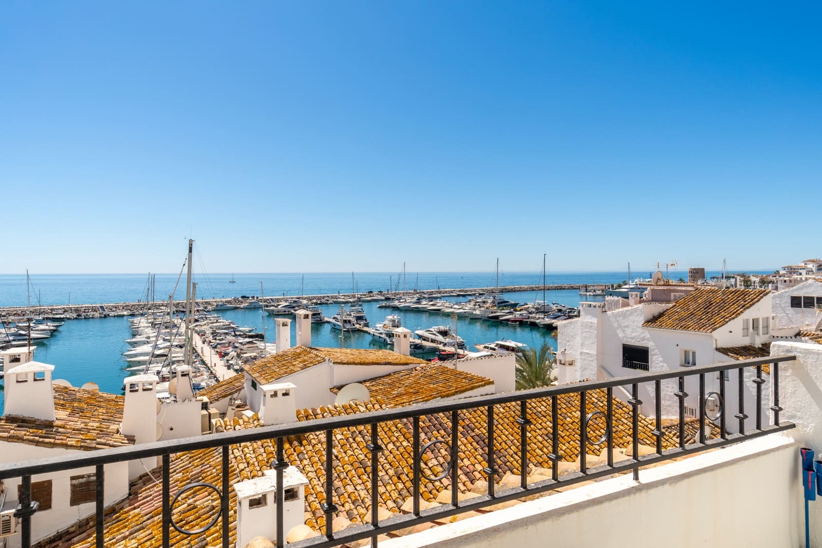 Apartamento de 2 habitaciones en Puerto Banus en venta - 775.000 € (Ref: 9796917)