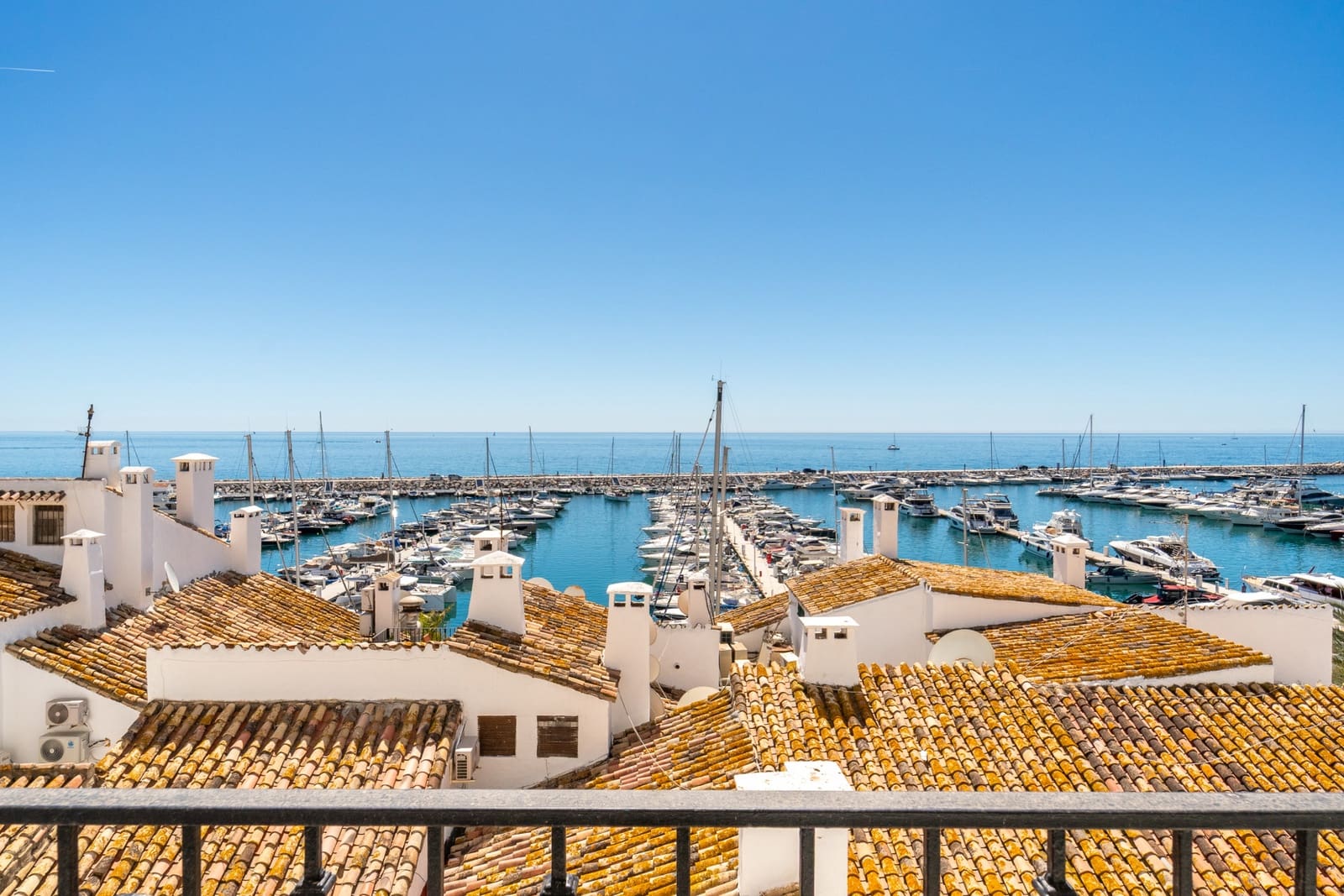 Apartamento de 2 habitaciones en Puerto Banus en venta - 775.000 € (Ref: 9796917)