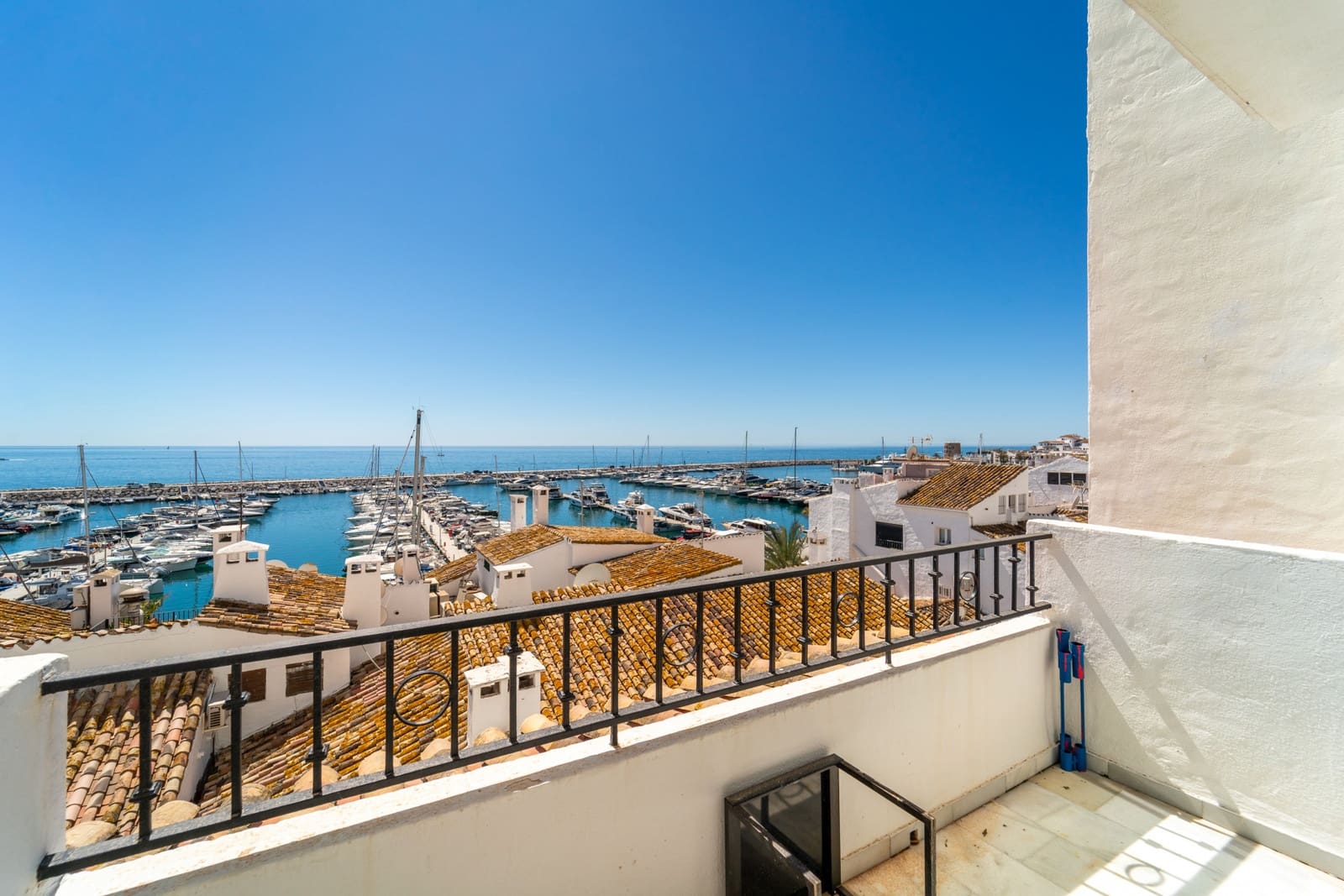 Apartamento de 2 habitaciones en Puerto Banus en venta - 775.000 € (Ref: 9796917)
