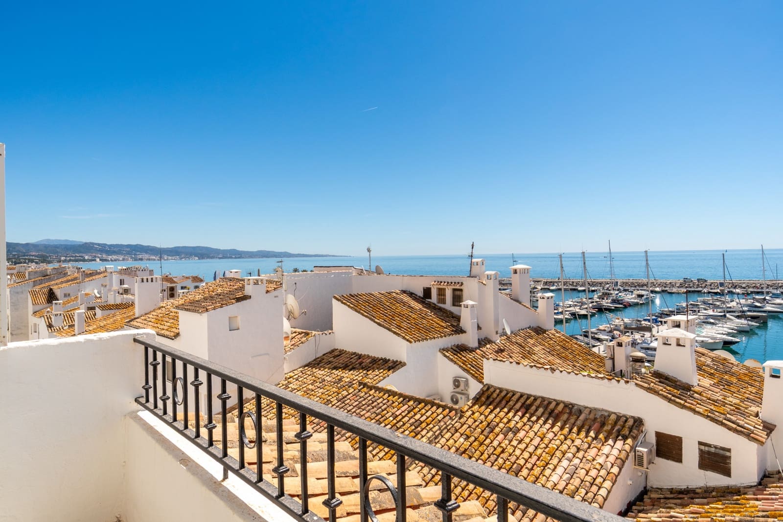 Apartamento de 2 habitaciones en Puerto Banus en venta - 775.000 € (Ref: 9796917)