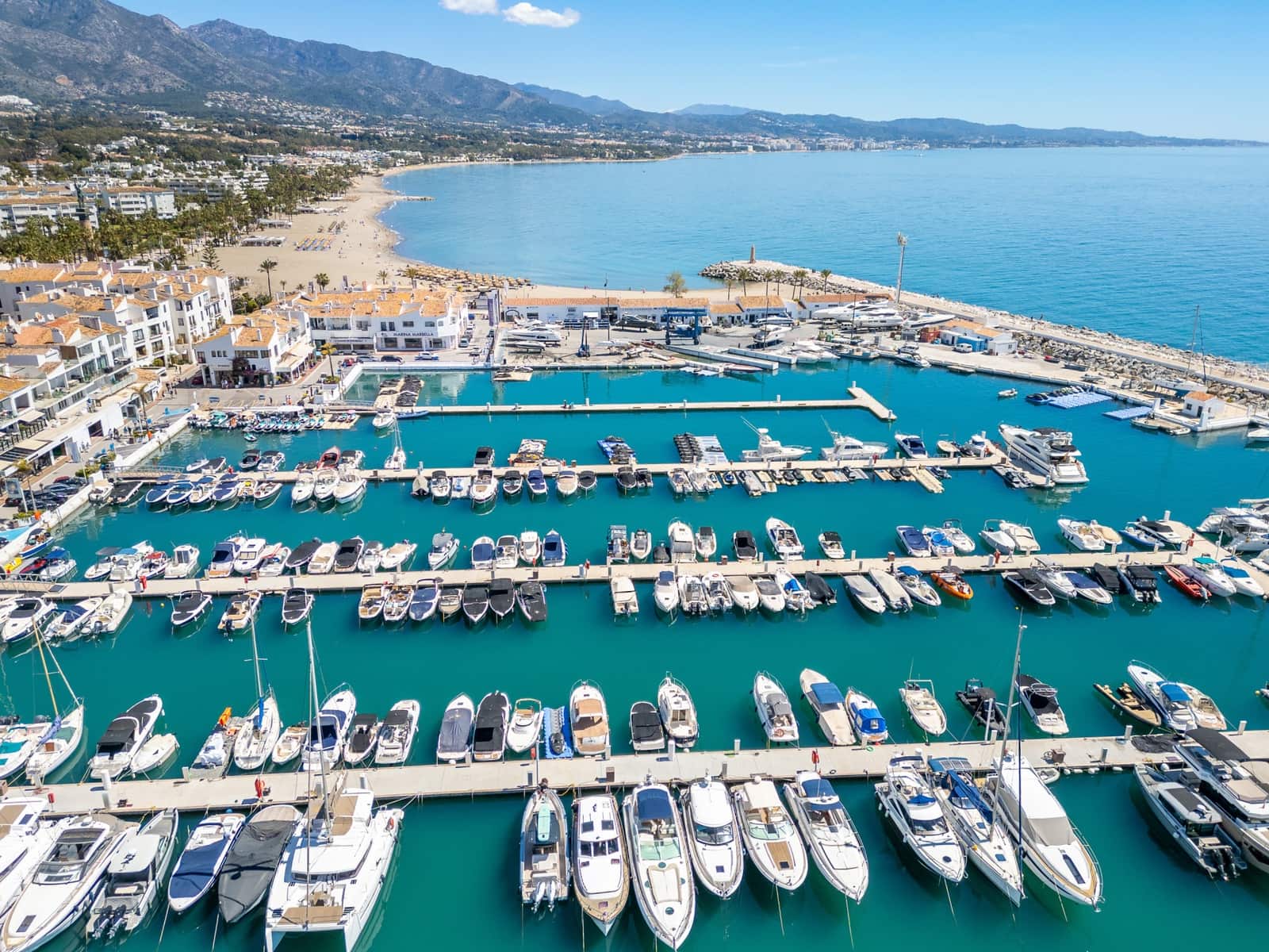Apartamento de 2 habitaciones en Puerto Banus en venta - 775.000 € (Ref: 9796917)