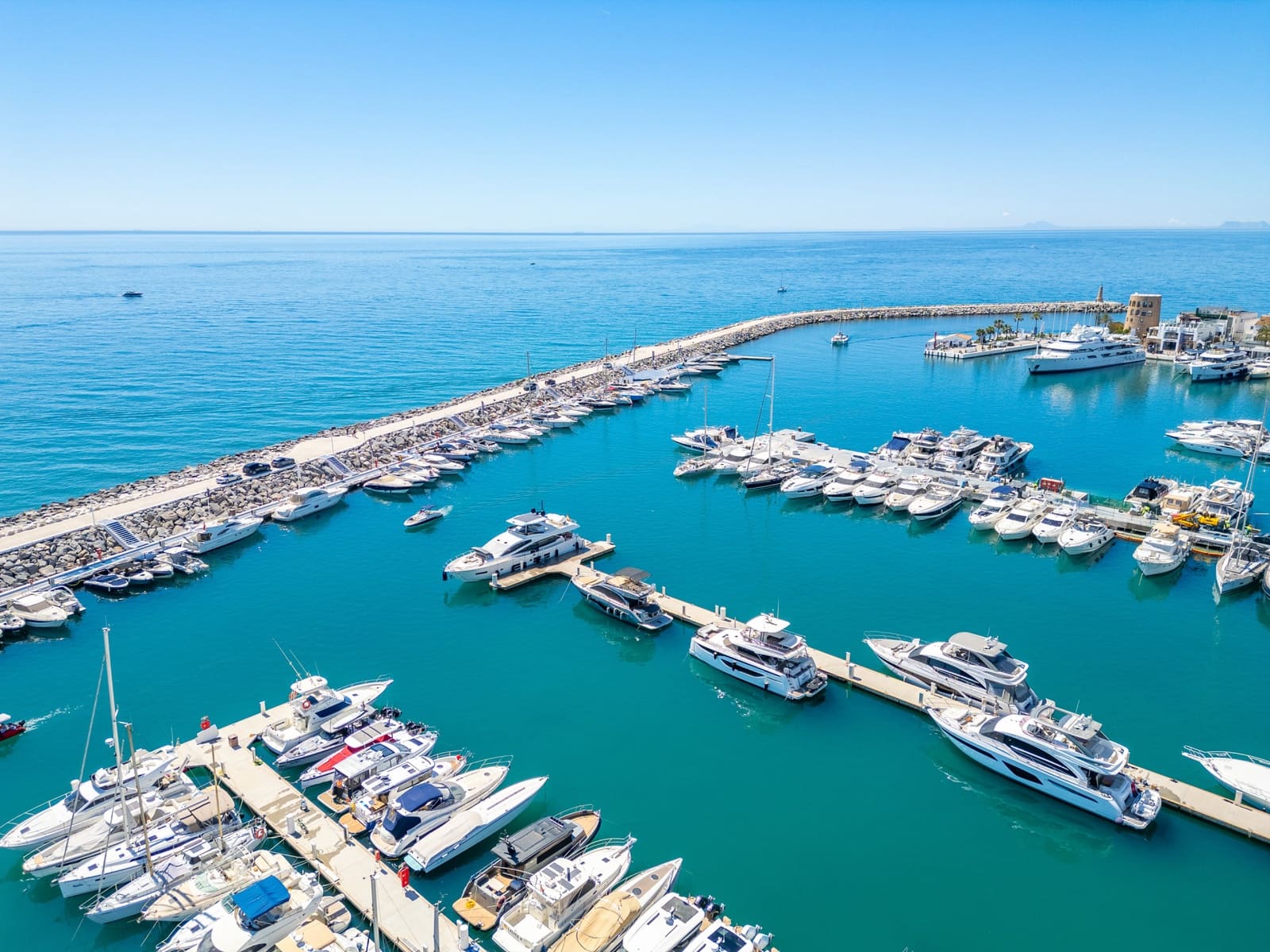 Apartamento de 2 habitaciones en Puerto Banus en venta - 775.000 € (Ref: 9796917)