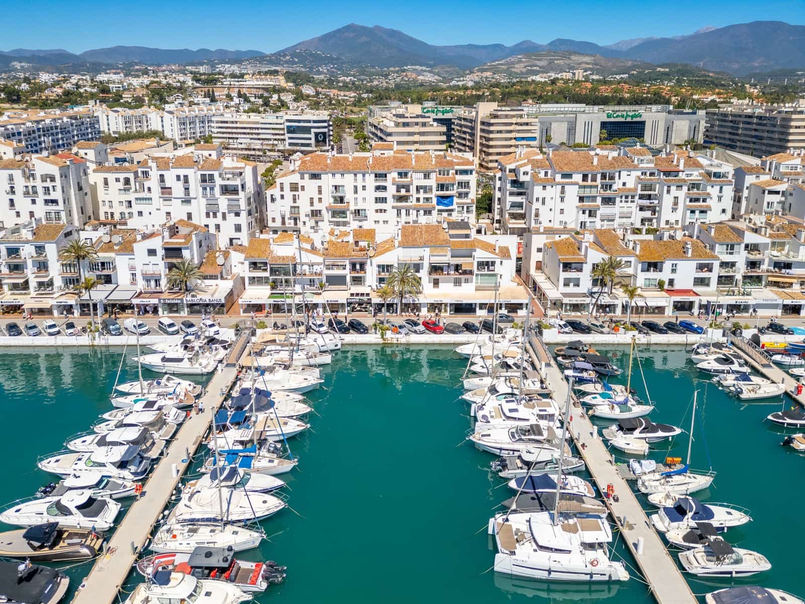 Apartamento de 2 habitaciones en Puerto Banus en venta - 775.000 € (Ref: 9796917)