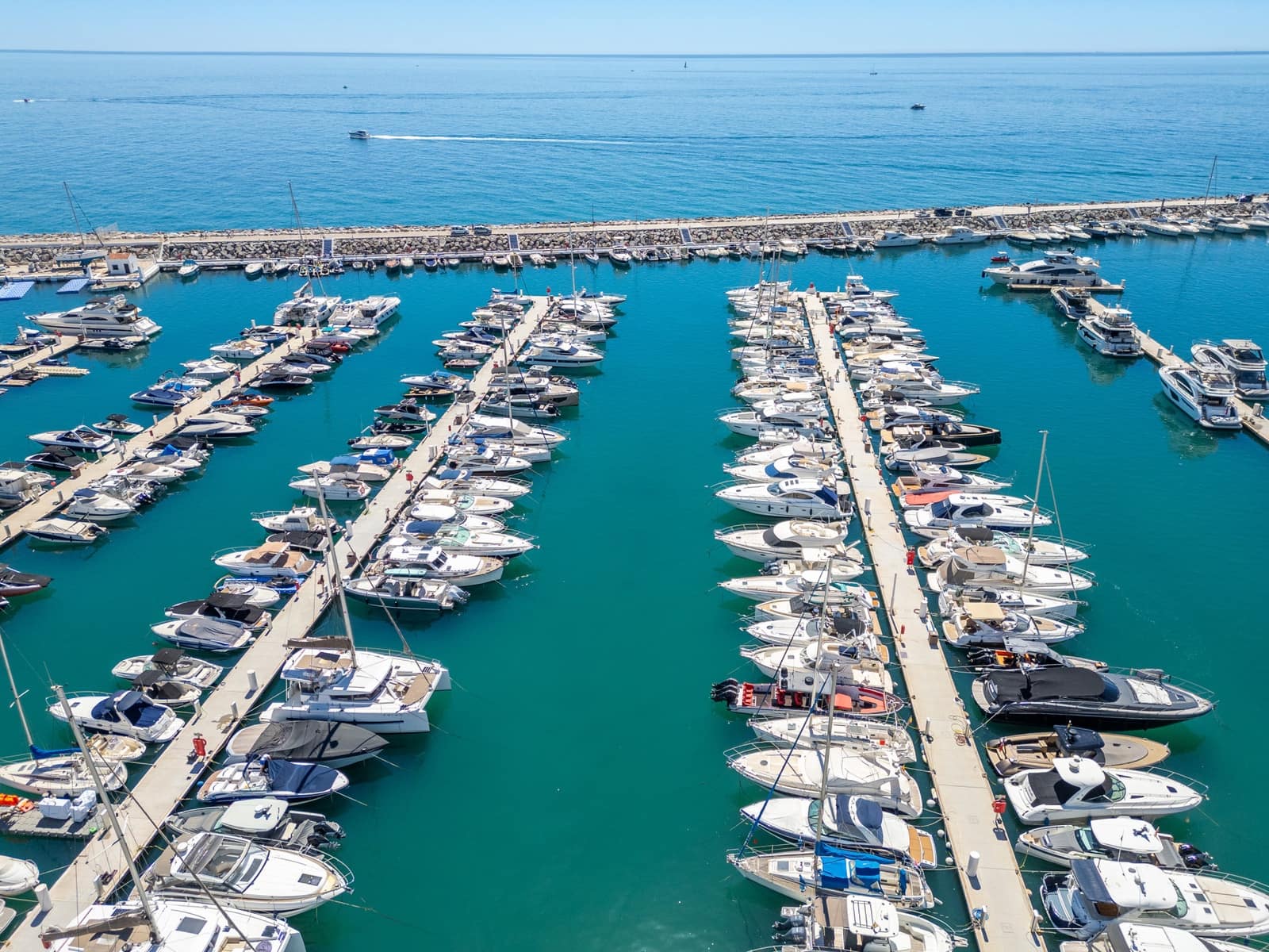 Apartamento de 2 habitaciones en Puerto Banus en venta - 775.000 € (Ref: 9796917)