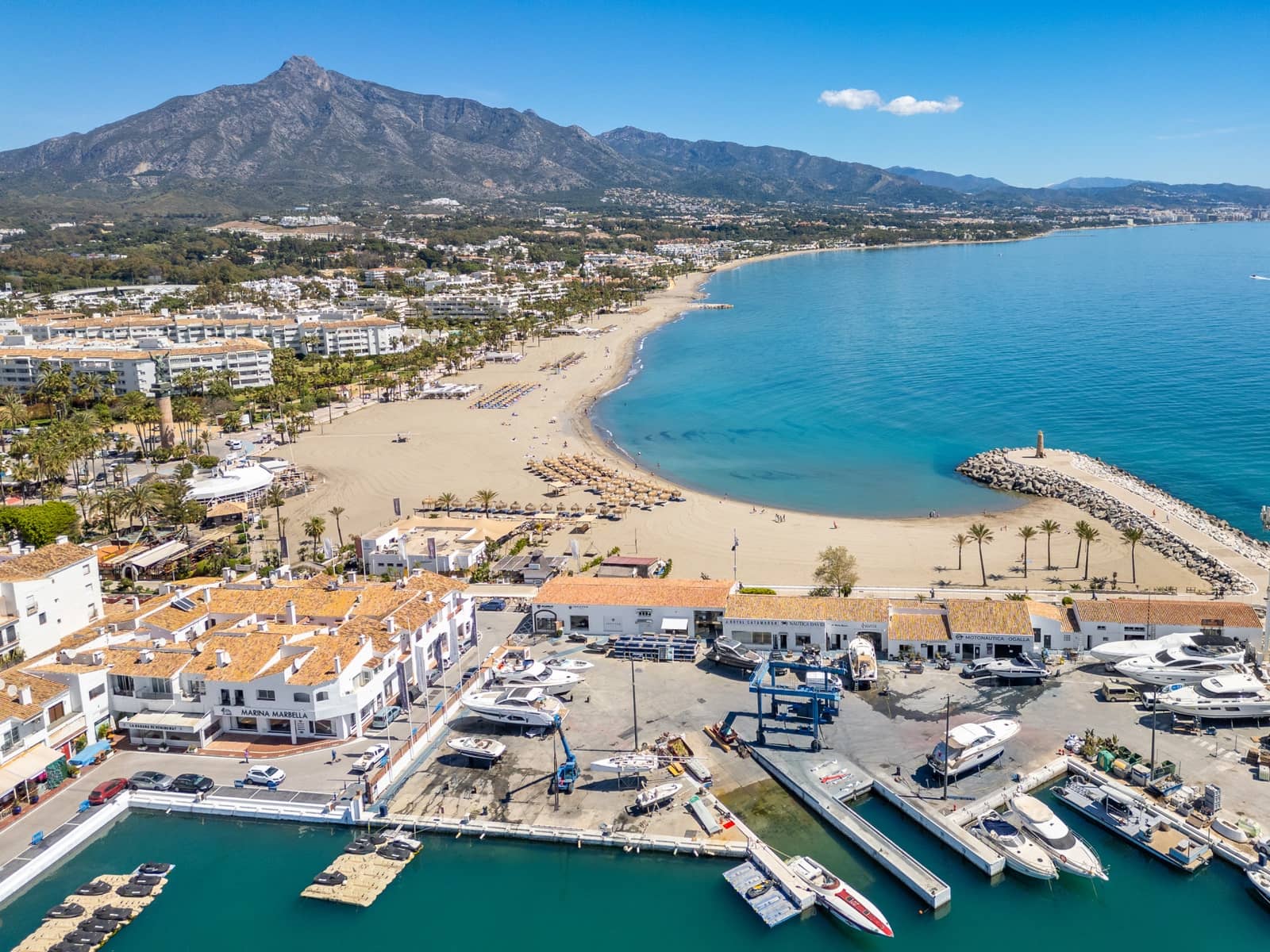 Apartamento de 2 habitaciones en Puerto Banus en venta - 775.000 € (Ref: 9796917)