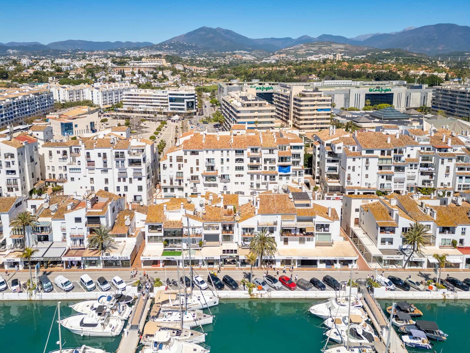 Apartamento de 2 habitaciones en Puerto Banus en venta - 775.000 € (Ref: 9796917)