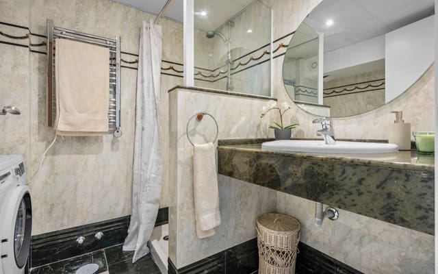 2 soverom Leilighet til leie i Golden Mile, Marbella med svømmebasseng garasje - € 2 750 (Ref: 9797706)